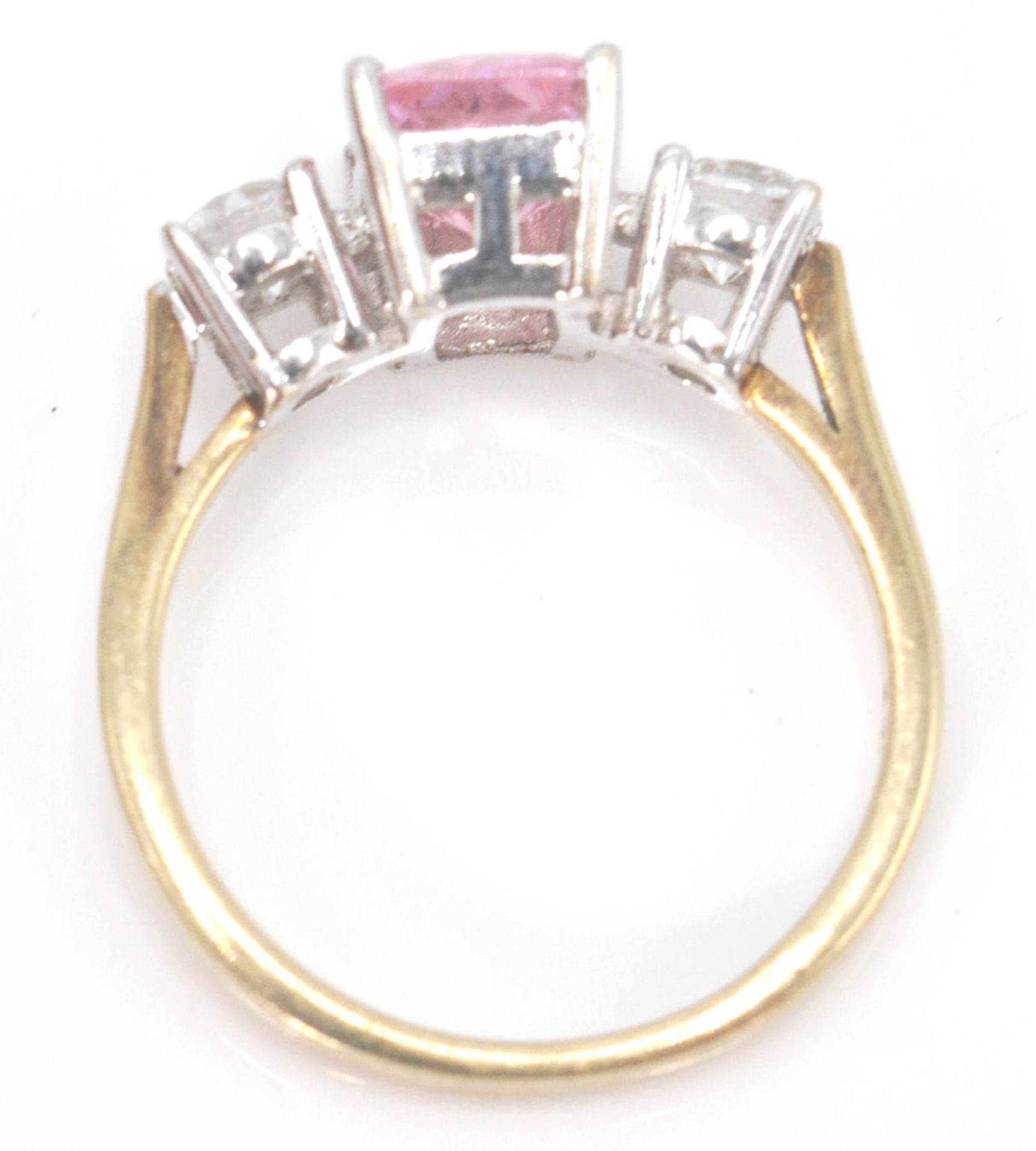 A 9ct gold hallmarked 3 stone ring. The ring with central pink CZ in prong setting flanked by cz - Bild 6 aus 7