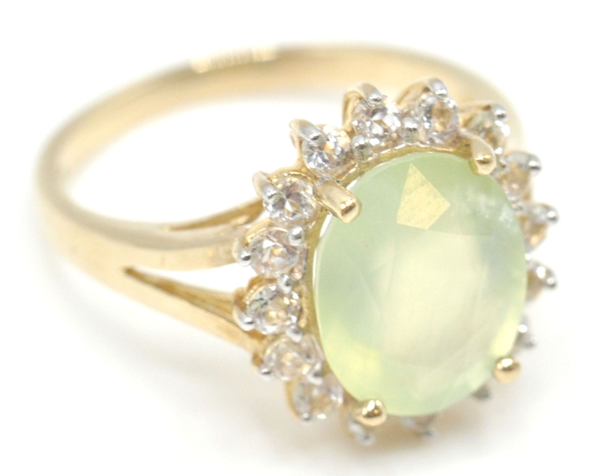 A 9ct gold hallmarked cluster ring. The yellow facet cut stone within a halo of white stones. - Bild 3 aus 15