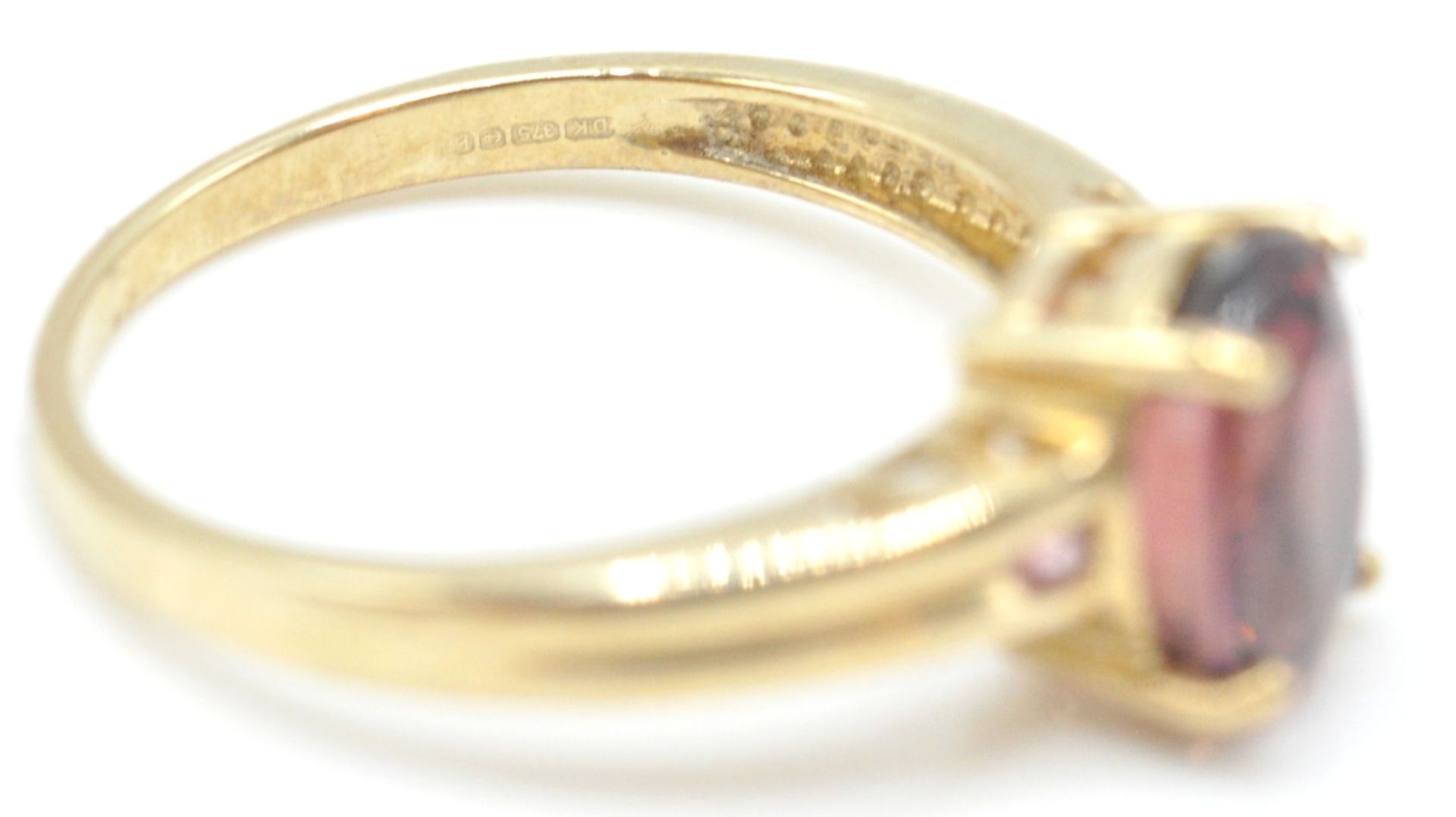 2 9ct gold hallmarked rings. To include a topaz and diamond ring in shaped prong setting - Bild 8 aus 16