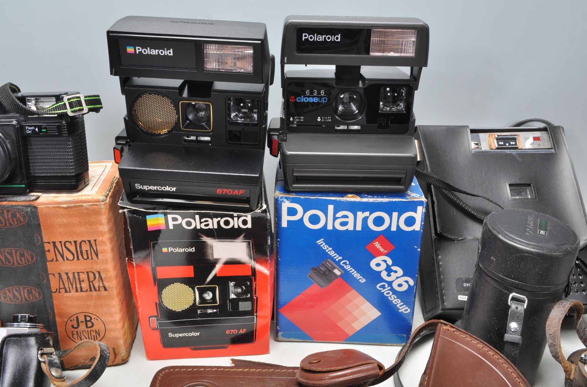 A collection of vintage cameras to include a Polaroid Supercolor 670 AF camera, a Polaroid 636 - Bild 2 aus 10