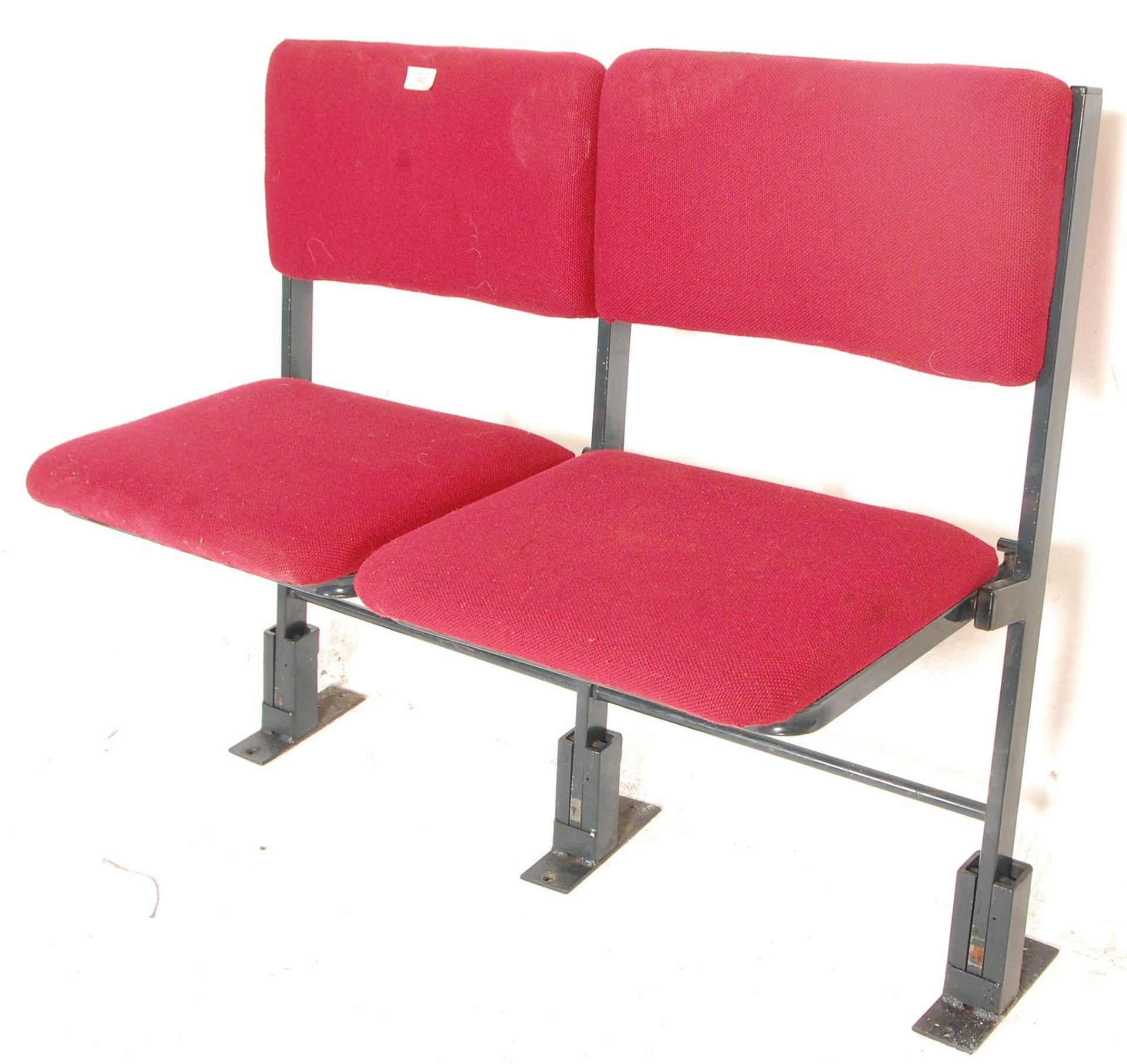 A set of two vintage retro 20th Century folding cinema / theatre chairs having red upholstered block - Bild 3 aus 7