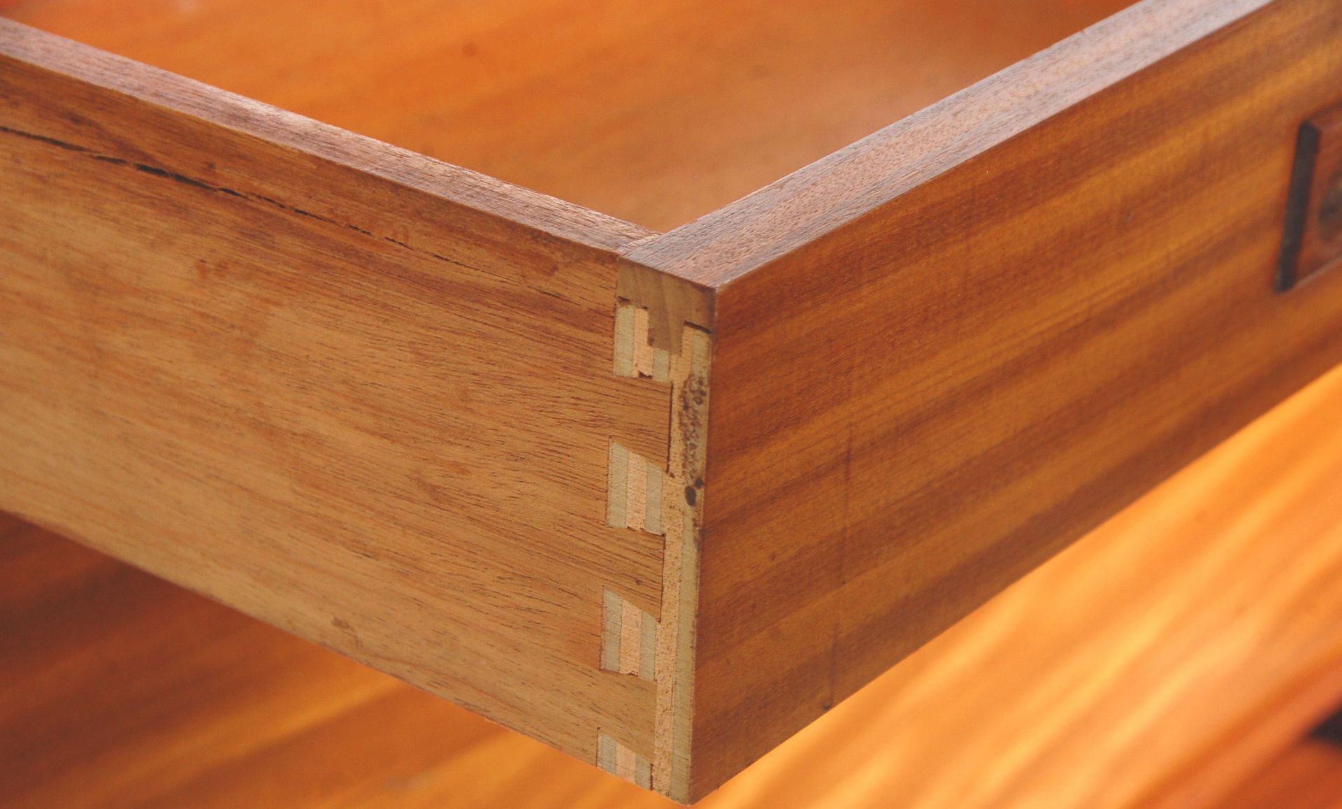 A brilliant mid 20th Century retro teak wood bureau desk / bookcase having two drawers above a - Bild 3 aus 7