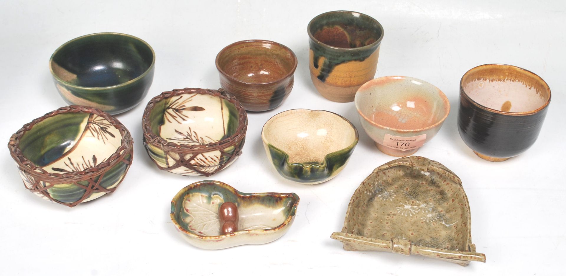 A collection of Chinese cream and green glaze finger bowls, rice bowls and saki cups. To include - Bild 3 aus 20