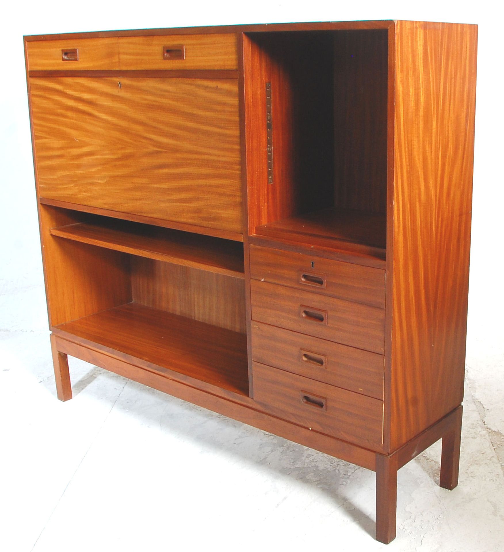 A brilliant mid 20th Century retro teak wood bureau desk / bookcase having two drawers above a - Bild 5 aus 7