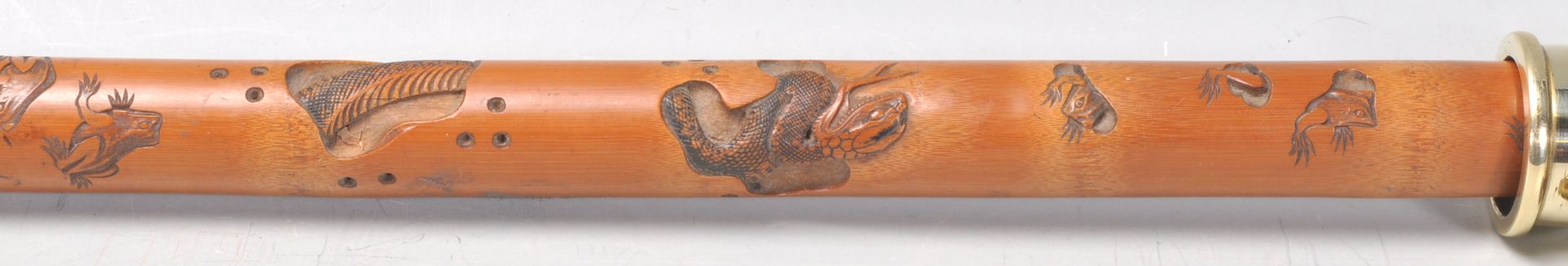 A vintage 20th Century bamboo sword stick / walking stick cane having root knot ball knob to top - Bild 4 aus 8