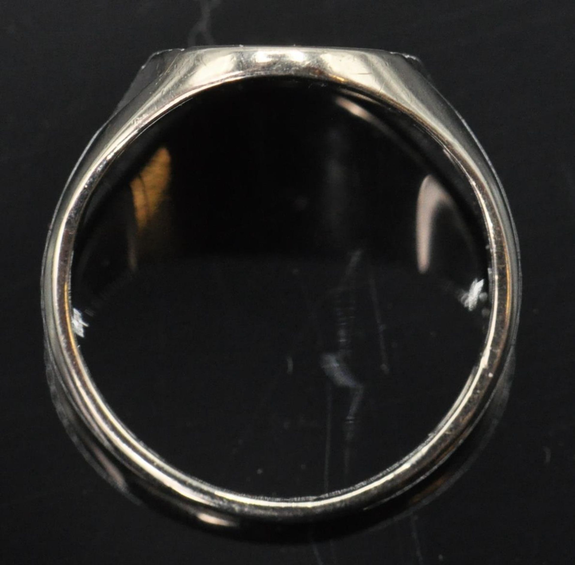 A 9ct white gold hallmarked signet ring. The ring with sunburst cartouche inset with round cut - Bild 6 aus 8