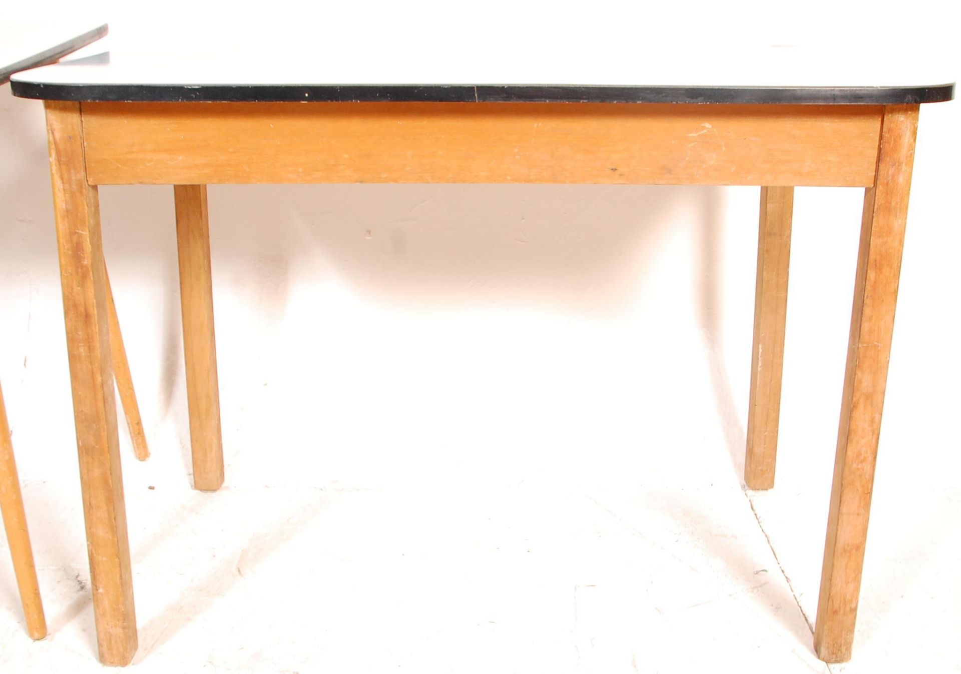 Two vintage retro mid 20th Century 1960's melamine topped tables each being raised on tapering beech - Bild 5 aus 6