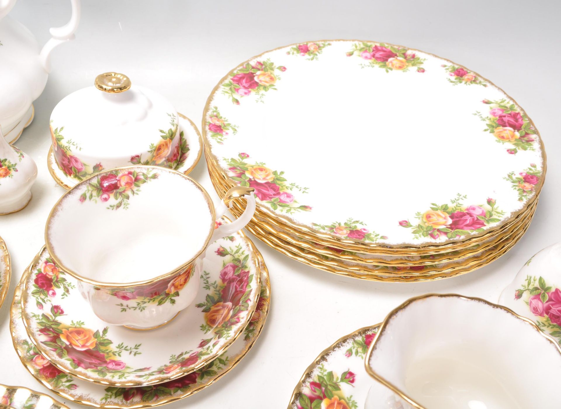 A Royal Albert bone china tea service in the Old Country Roses pattern to include a teapot, dinner - Bild 11 aus 13