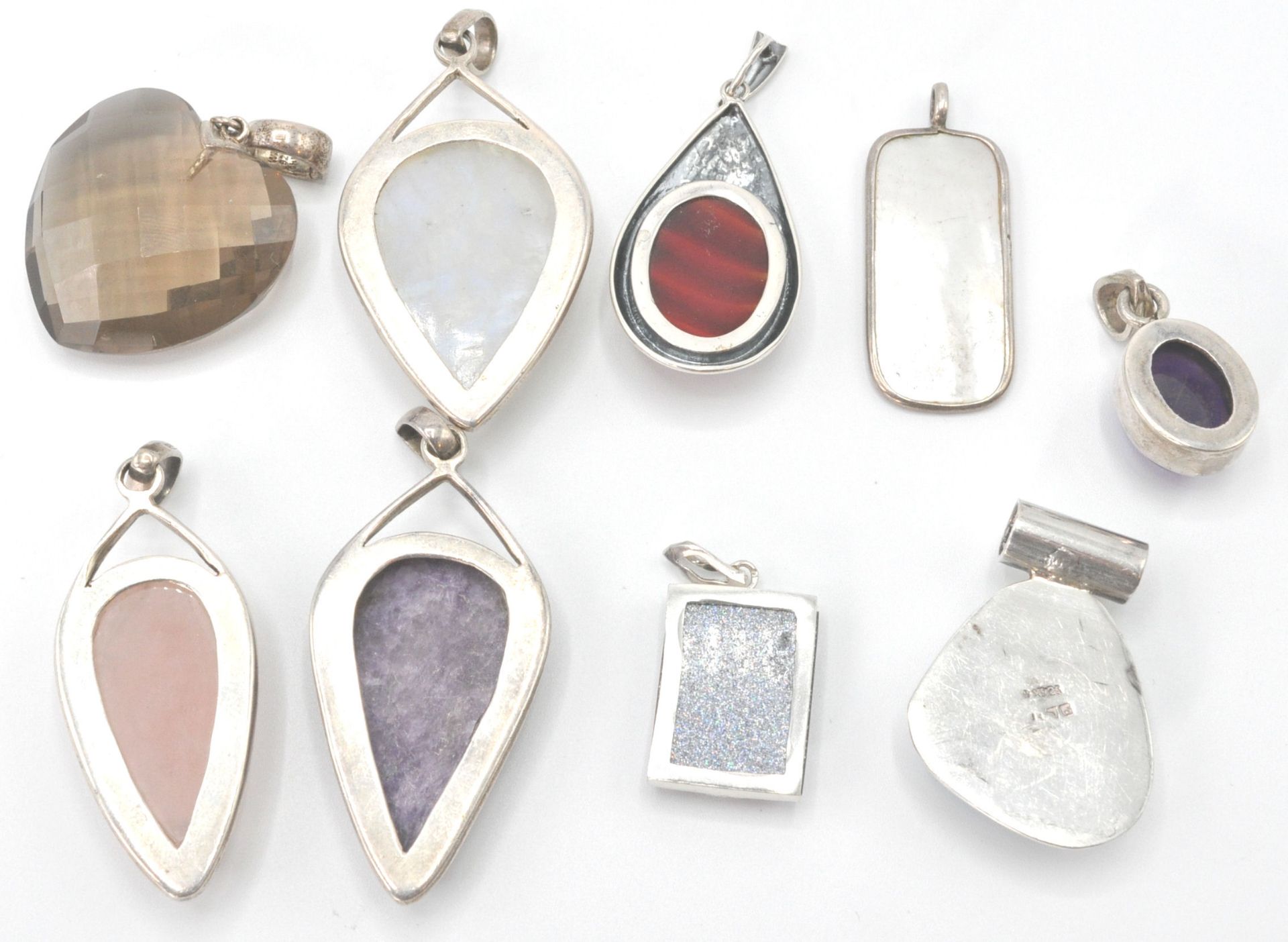 A collection of silver and agate set necklace pendants. To include turquoise, smokey quartz, - Bild 6 aus 6