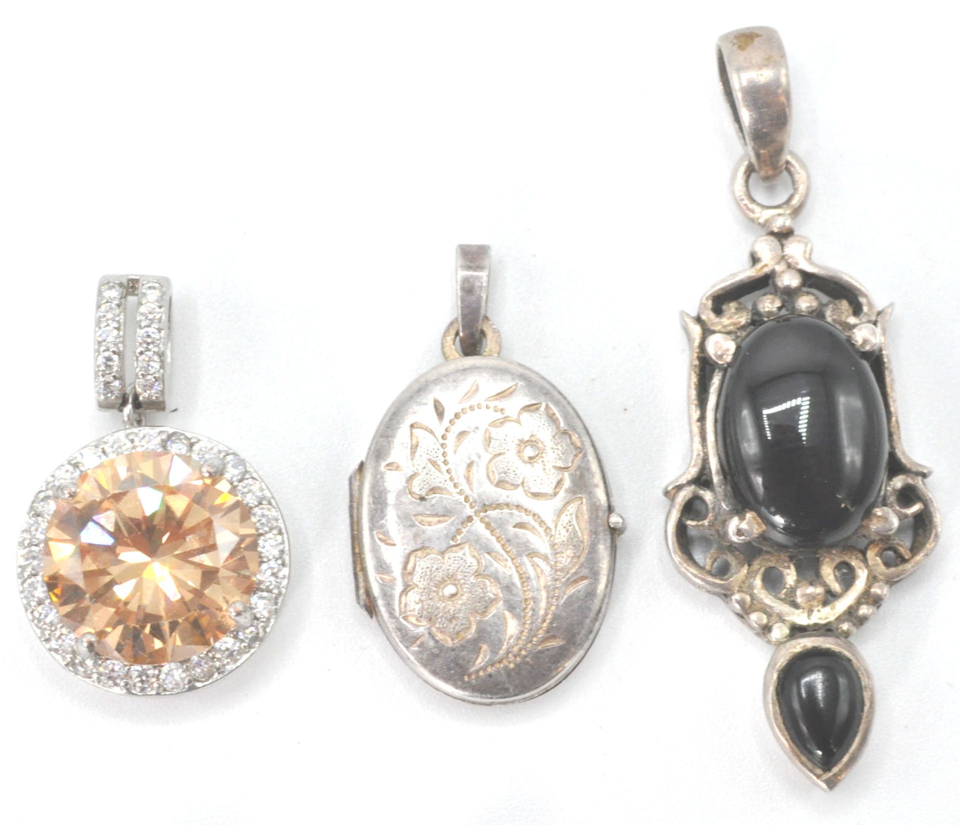 A collection of silver necklace pendants to include  ubique enamel military,  Victorian oval locket, - Bild 3 aus 6