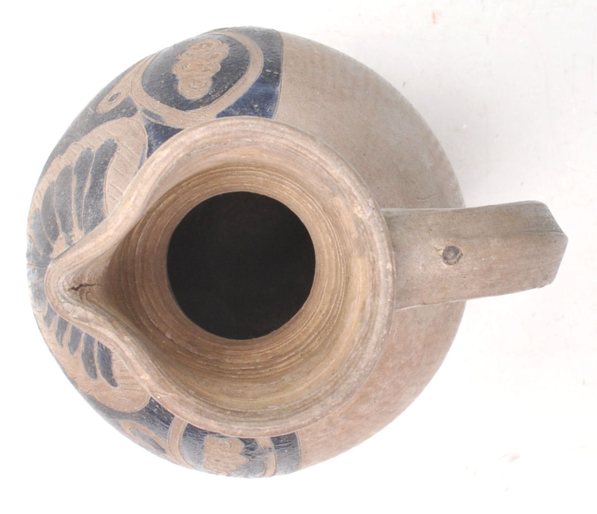 An antique handmade earthenware jug, possibly North American /  Navajo having incised abstracted - Bild 5 aus 6