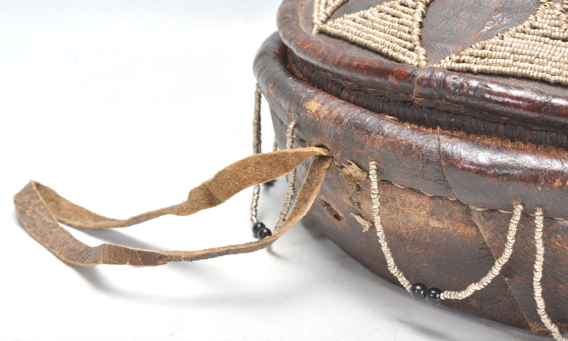 An early 20th Century Vintage tribal Ethiopian injera bread basket. Leather covered with beadwork - Bild 3 aus 9