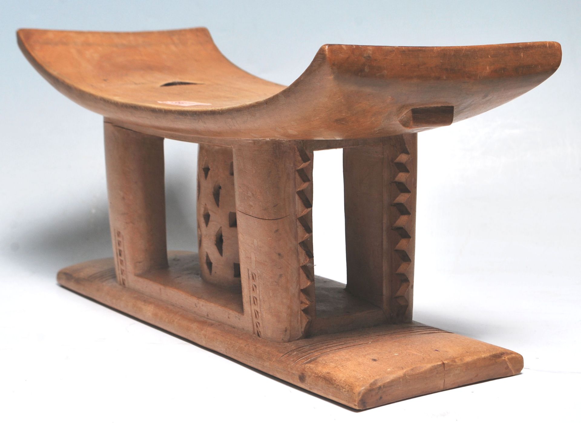 A carved African tribal Akan / Asante Ghanaian anthropomorphic stool having a rectangular curved - Bild 8 aus 12