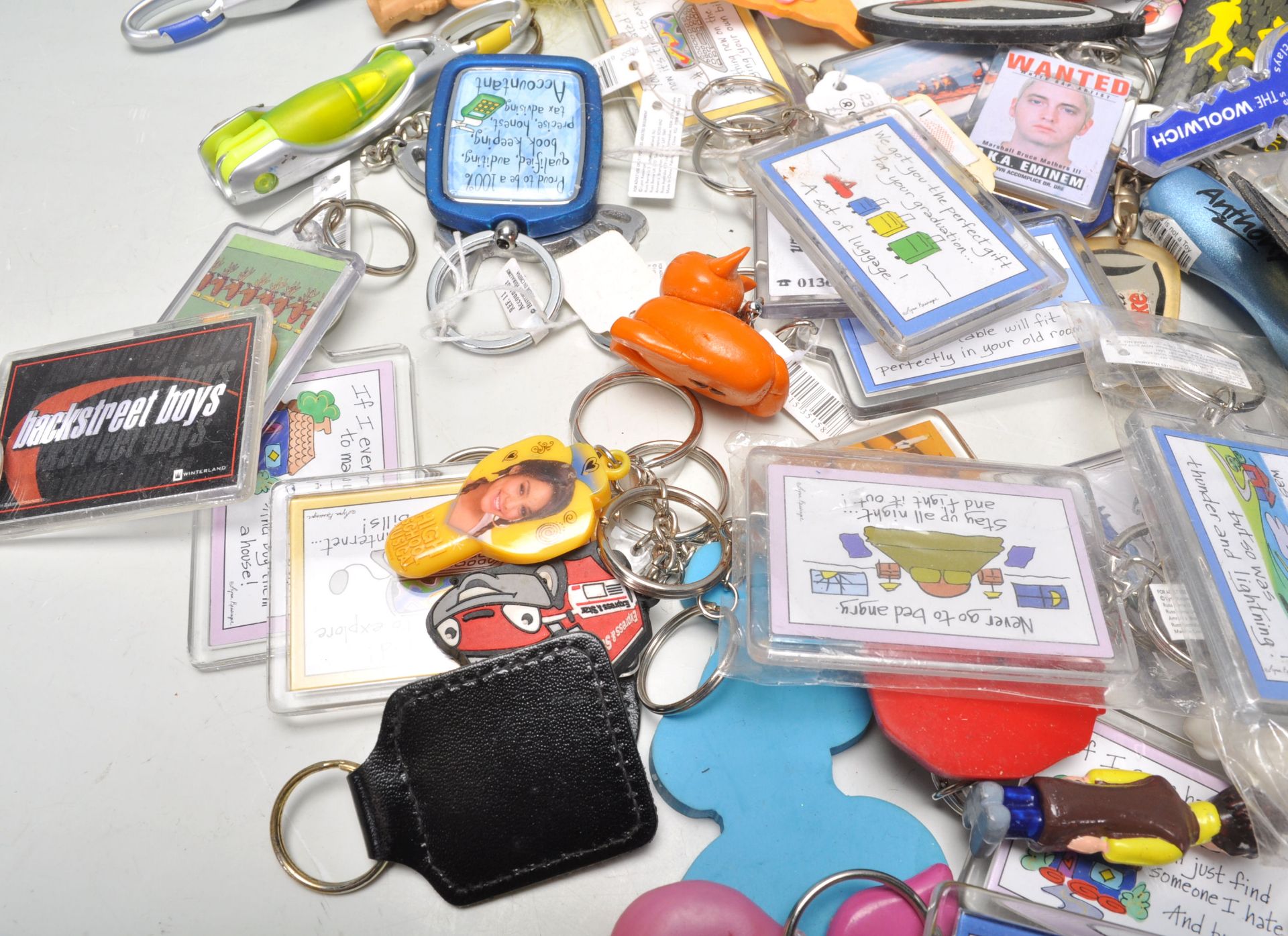 A large collection of assorted collectable / novelty key rings / key chains, including advertising - Image 3 of 8
