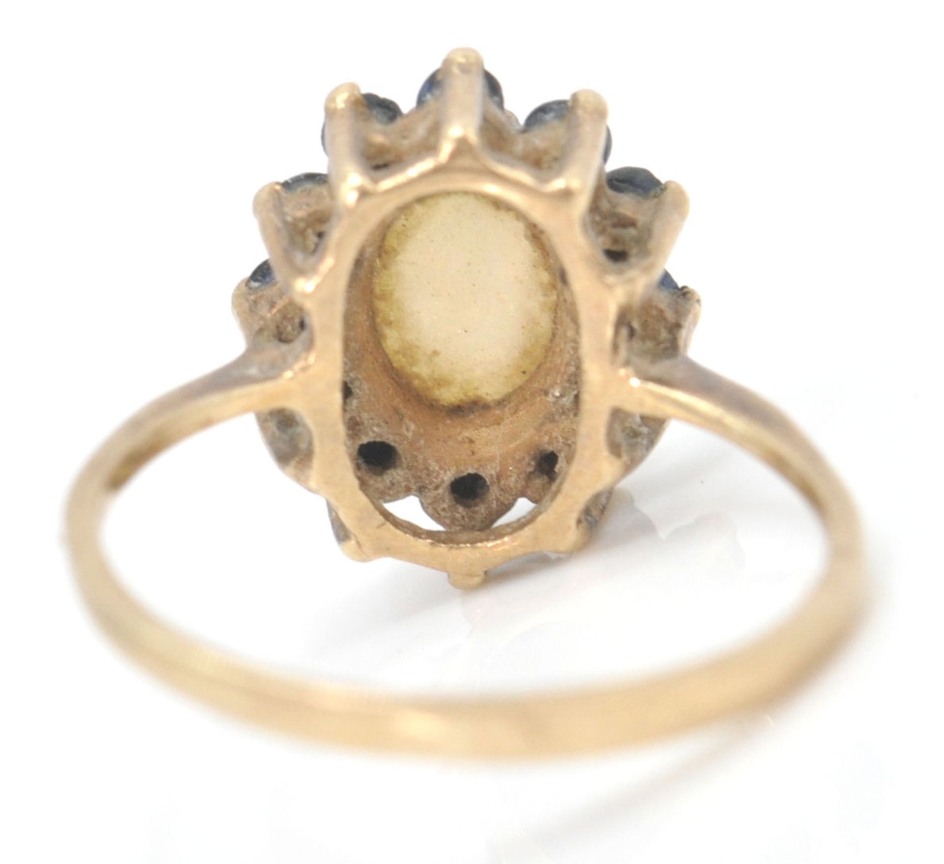 A 9ct gold hallmarked opal and sapphire cluster ring. The central oval cabochon within a halo of - Bild 4 aus 6