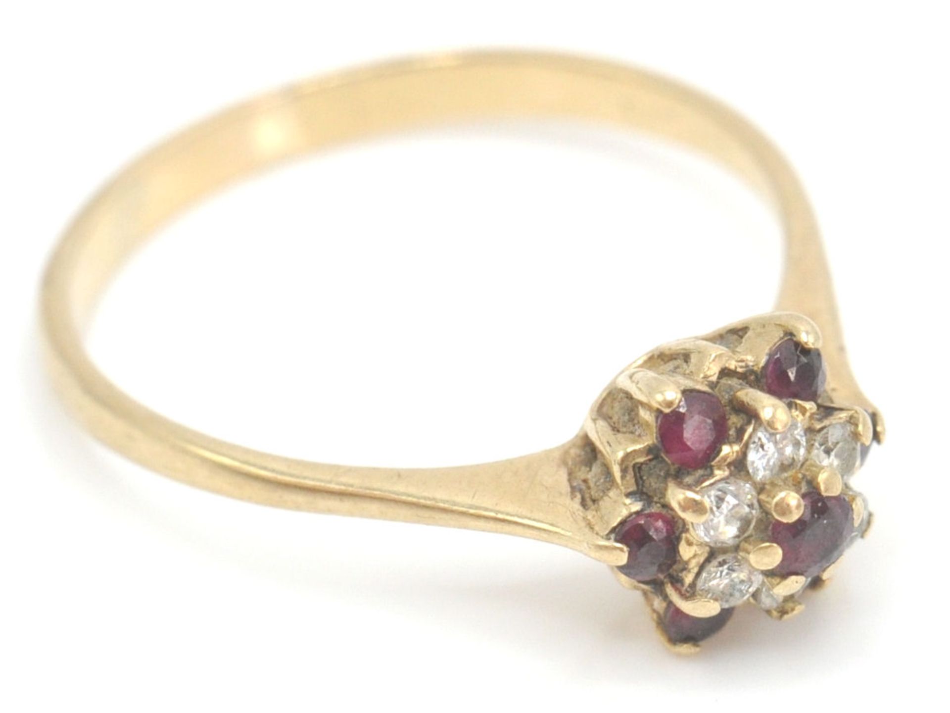 A 9ct gold ruby and diamond cluster ring. The ruby and diamond mixed cut stones in cluster setting - Image 2 of 6