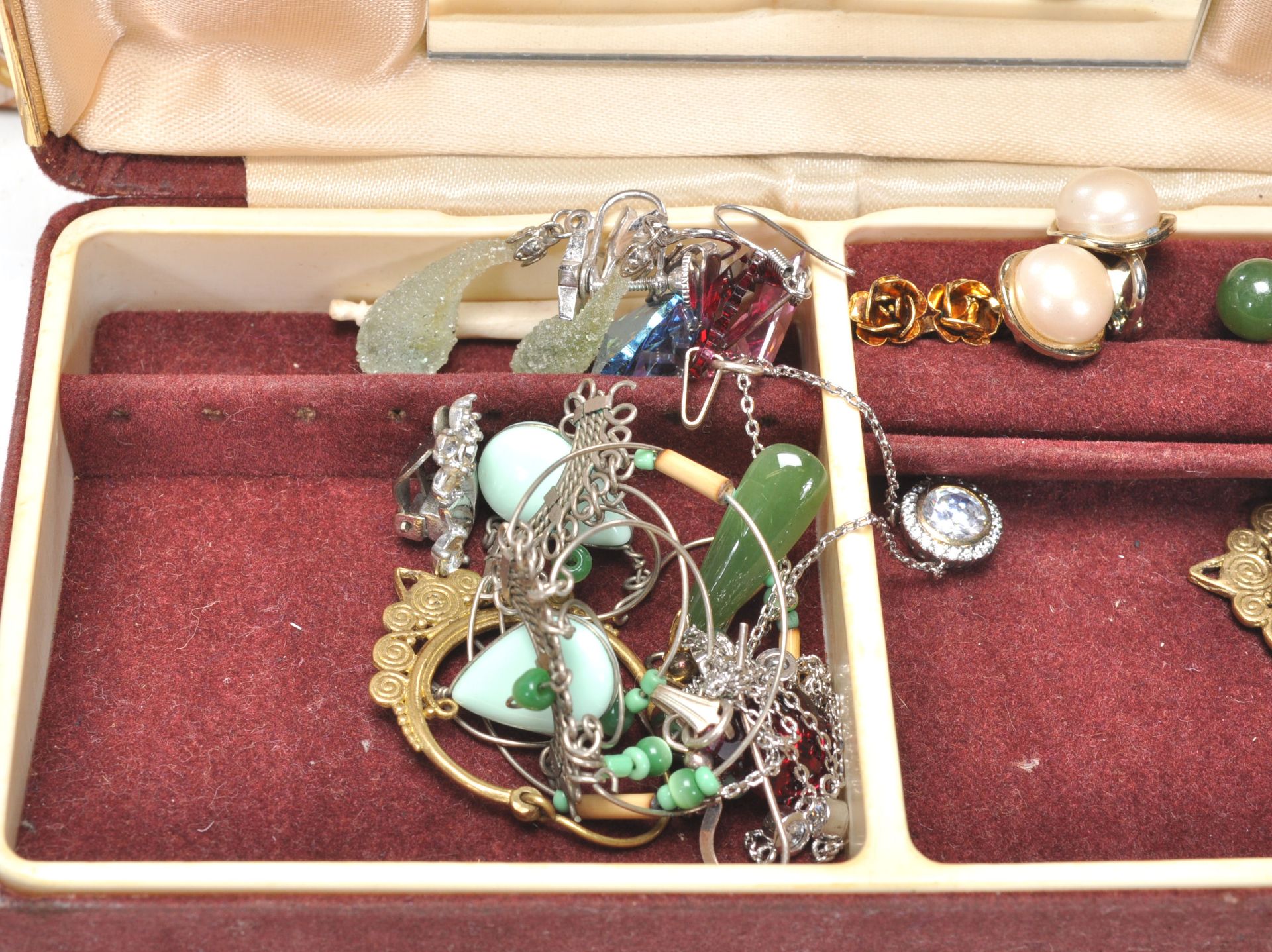 A collection of vintage costume jewellery across multiple jewellery boxes to include a wide - Bild 4 aus 10