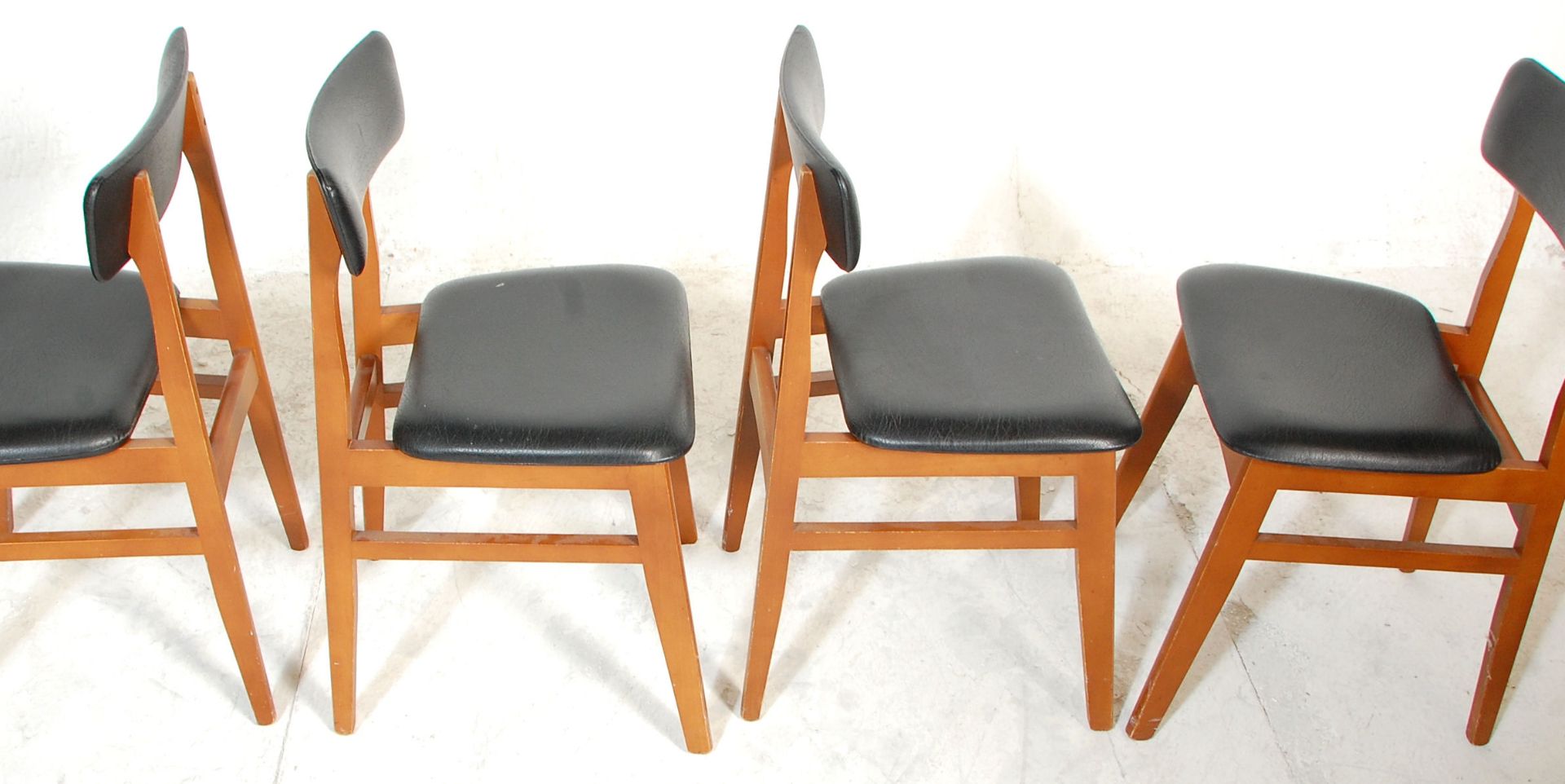 A good set of four retro mid 20th Century teak framed dining chairs raised on splayed legs united by - Bild 5 aus 6