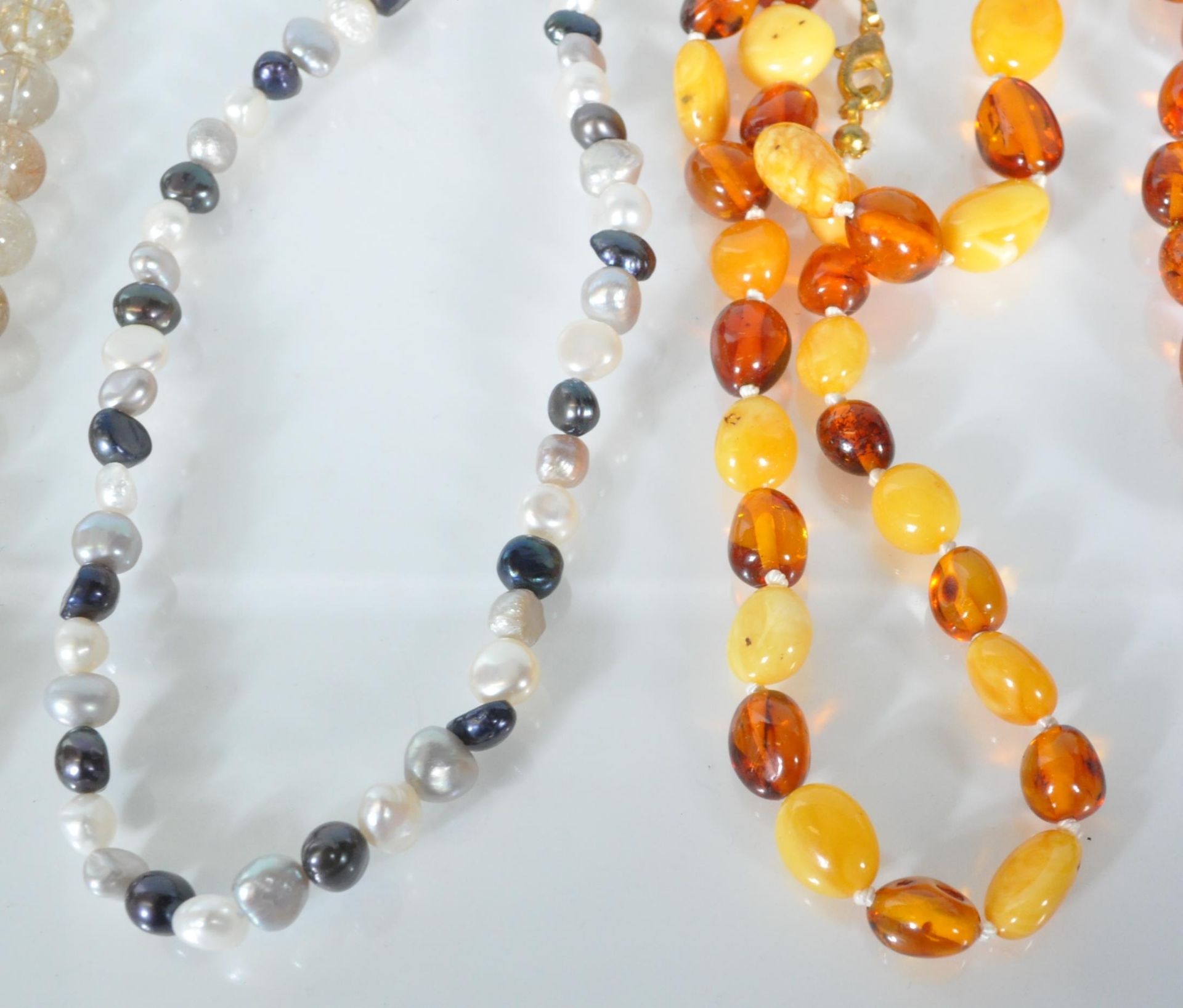 A mixed group of jewellery to include faux amber necklaces, croal and white metal Tibetan - Bild 5 aus 10