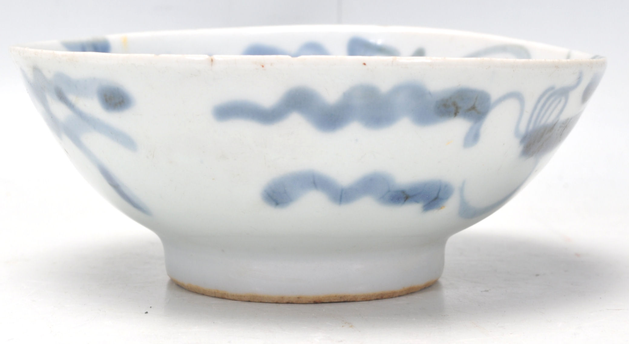 An 18th Century Japanese oriental blue and white footed bowl decorated with hand painted dragon - Image 3 of 8