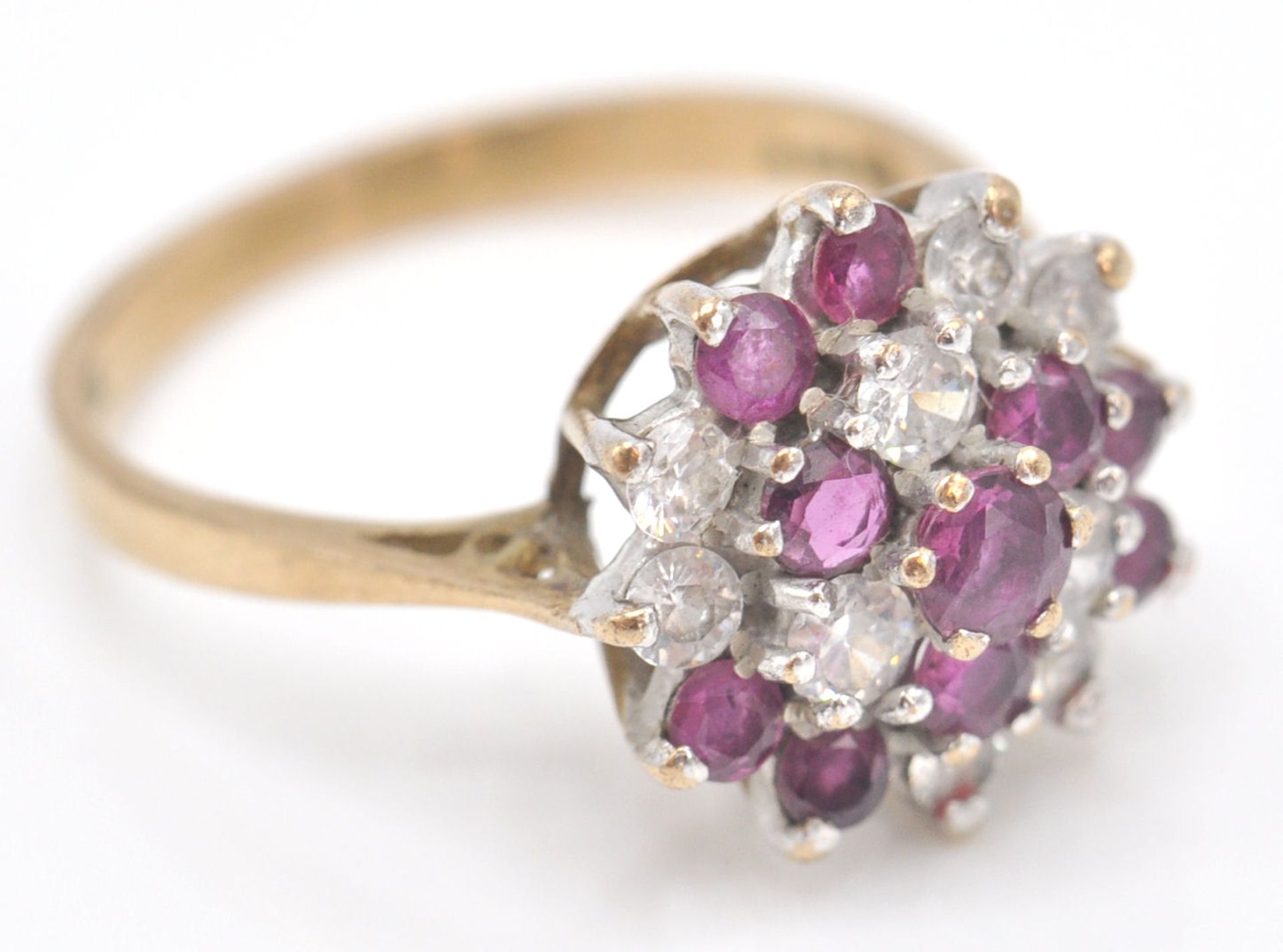A 9ct gold hallmarked cluster ring. The ring set with amethyst and white mixed cut stones  in basket - Bild 2 aus 8