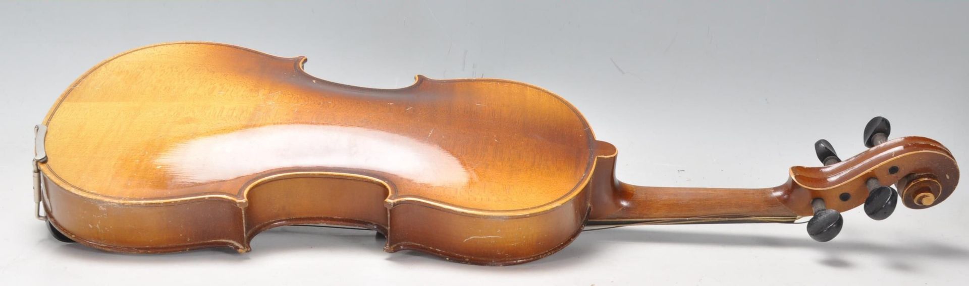 An early 20th Century Czechoslovakian Antonius Stradivarius made violin having a hollow body with - Bild 6 aus 9