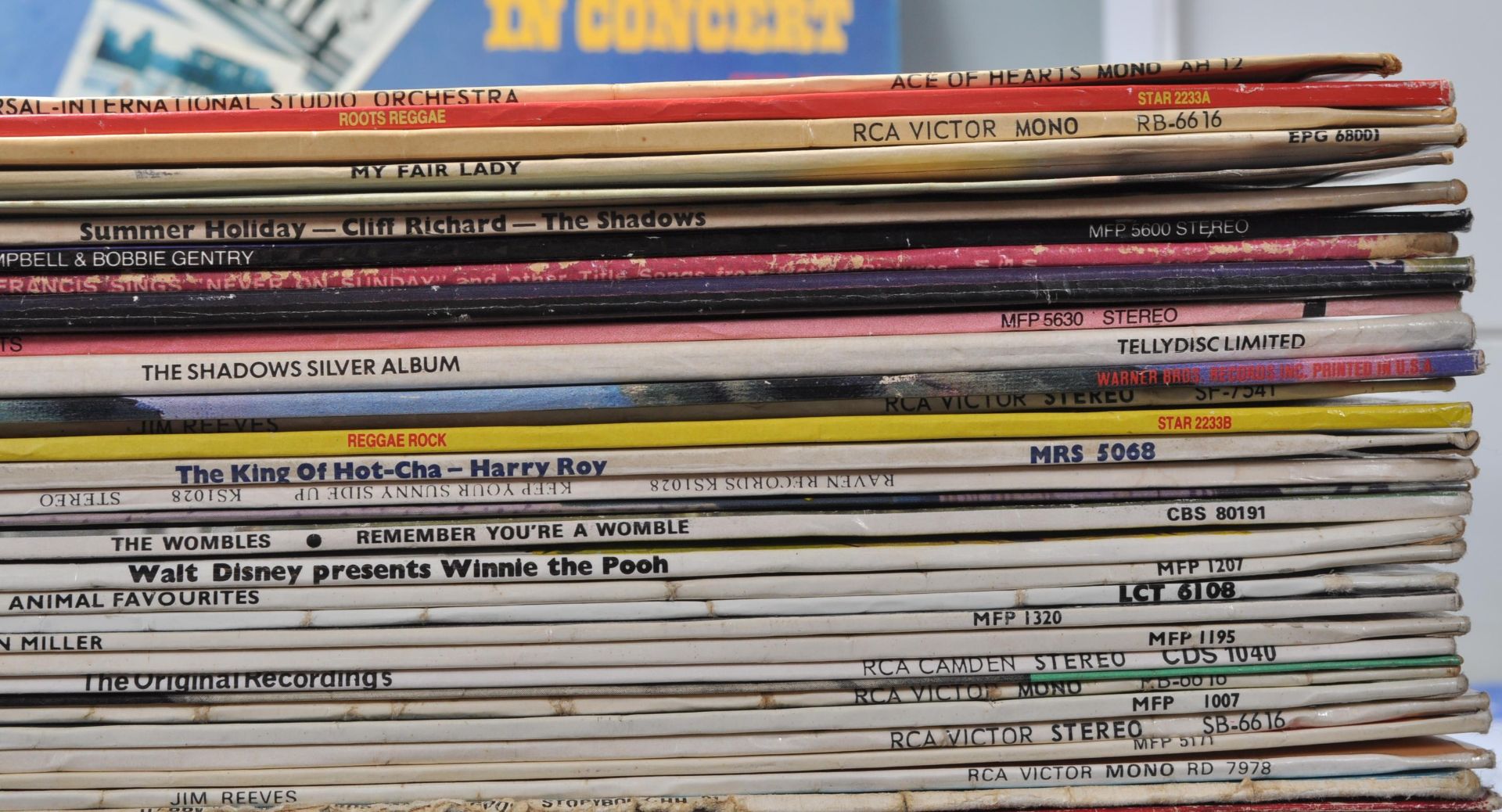 A collection of vintage 12" LP records to include - Bild 4 aus 16