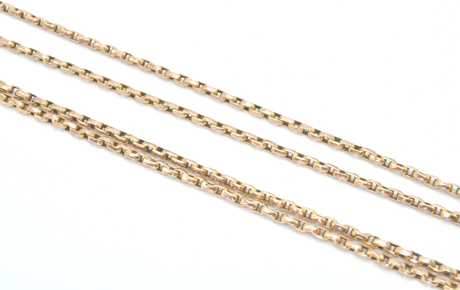 A large 9ct gold langard / necklace chain with kerb linkage measuring total length of 138cms and set - Bild 4 aus 5