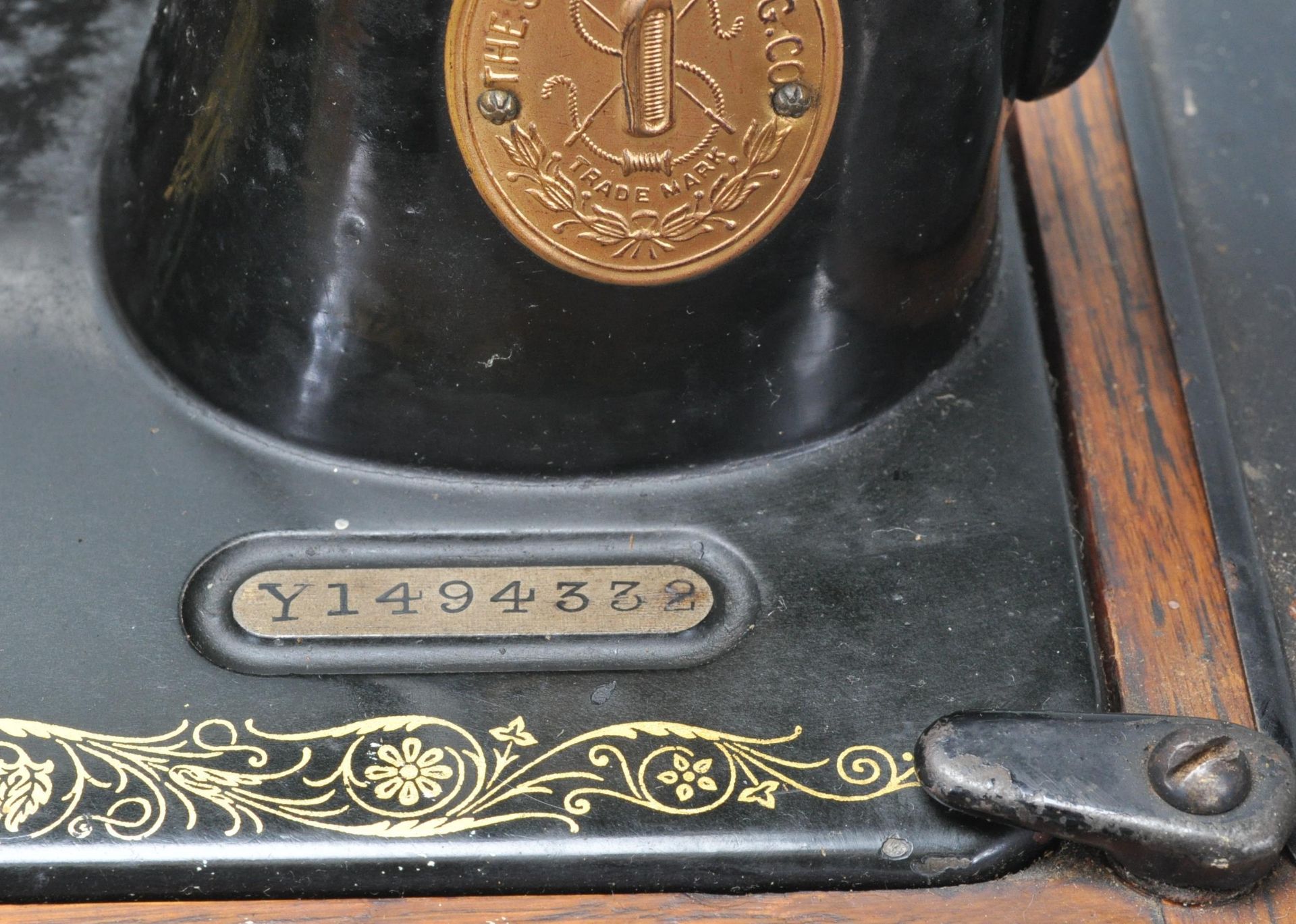 A 19th Century Victorian Singer sewing machine having an ebonised metal body set within a wooden - Image 4 of 5