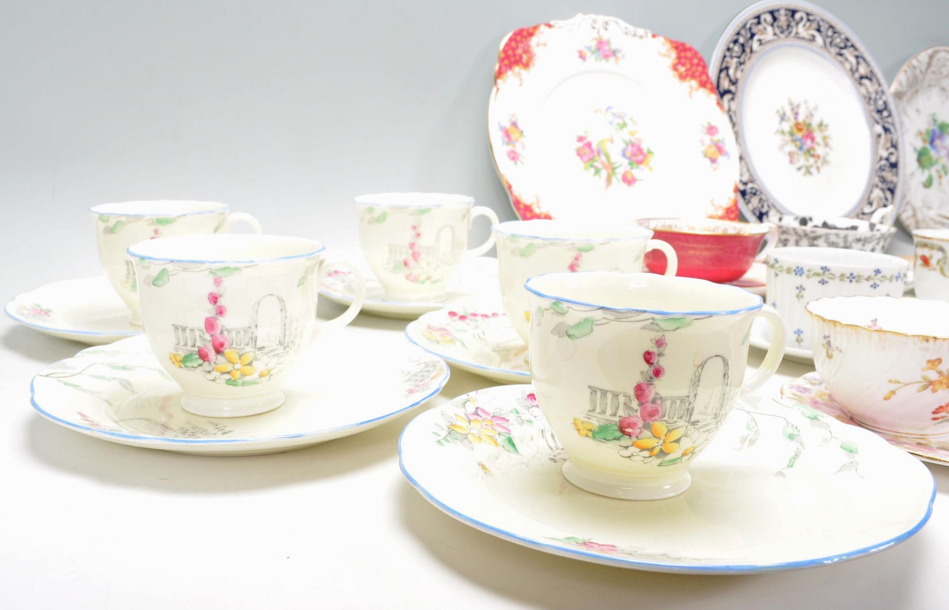 A collection of mixed vintage bone china tea service pieces to include Royal Albert Serena pattern - Bild 6 aus 21