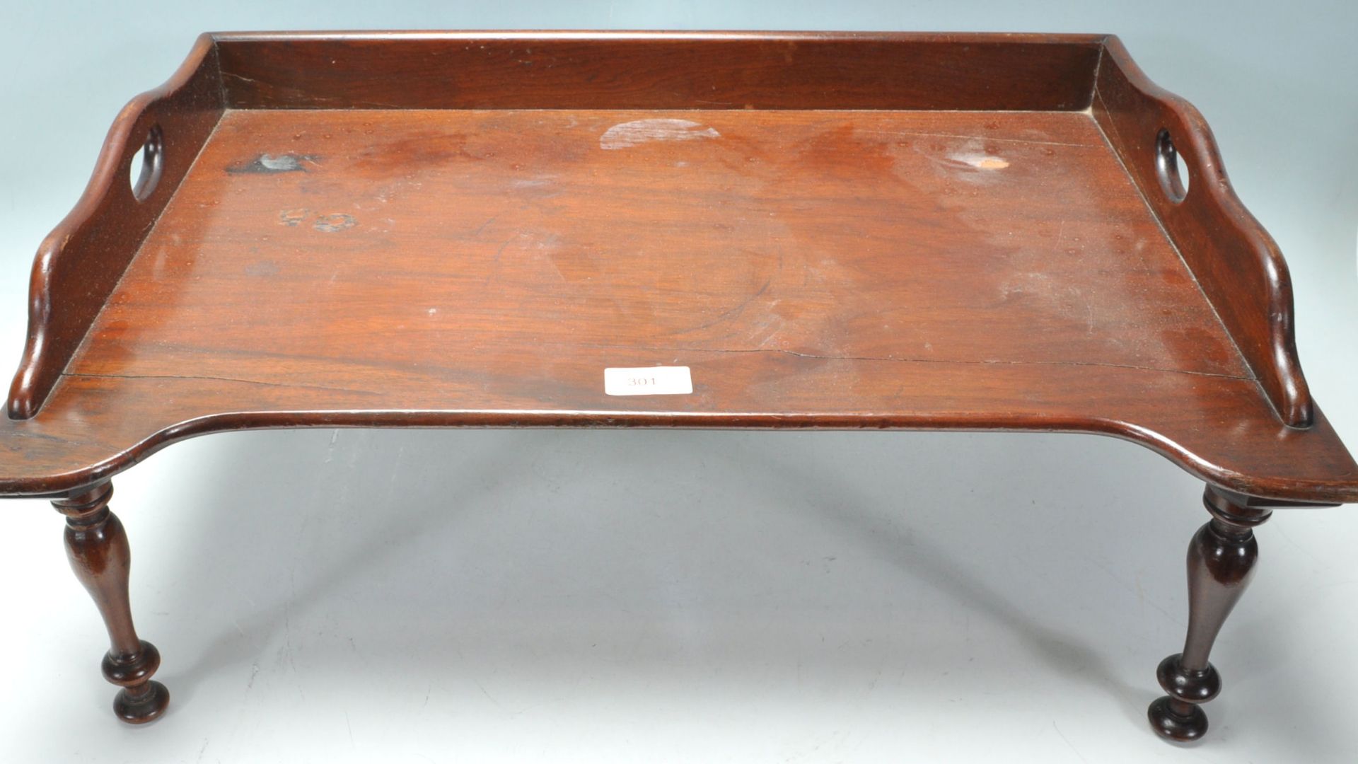 A 19th century Victorian mahogany butlers / breakfast tray with a raised  gallery back and edge with - Bild 2 aus 7