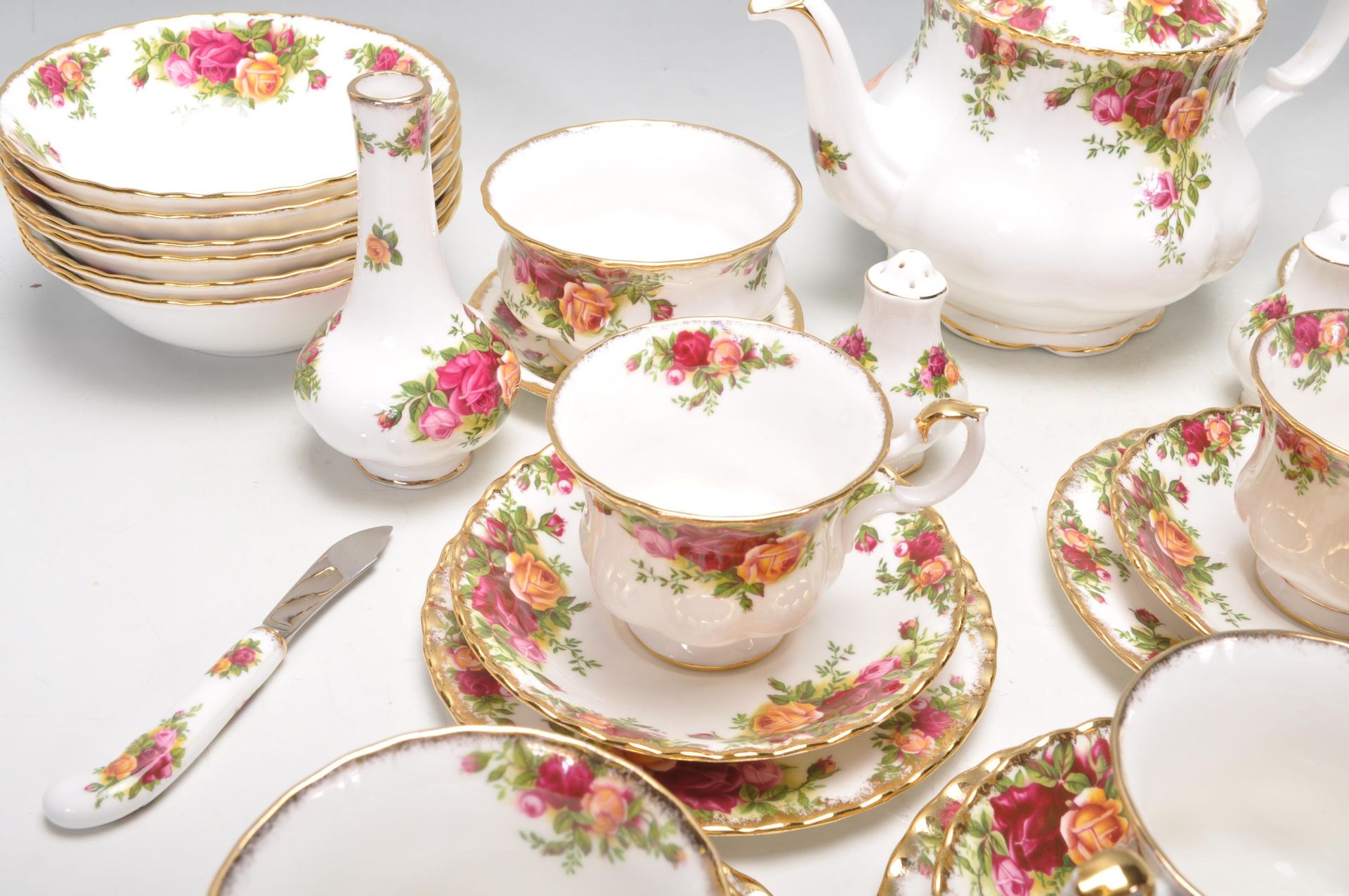 A Royal Albert bone china tea service in the Old Country Roses pattern to include a teapot, dinner - Bild 4 aus 13