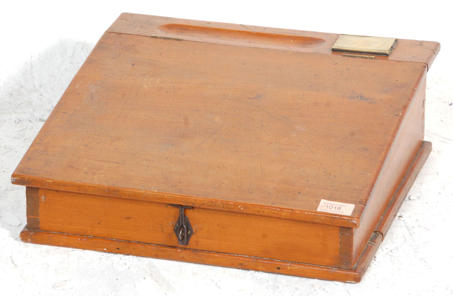 Two vintage early 20th Century oak slopping school / accountants desks with one having a pen rest - Bild 2 aus 6