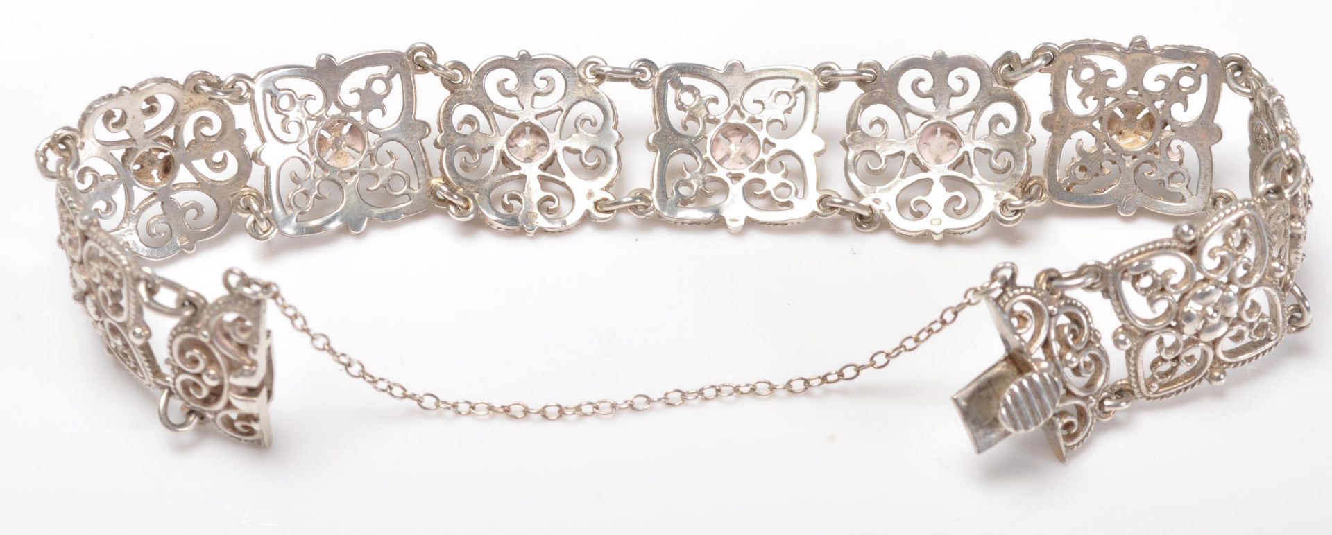 A good silver hallmarked bracelet having pierced floral panels with a push button clasp and safety - Bild 6 aus 8