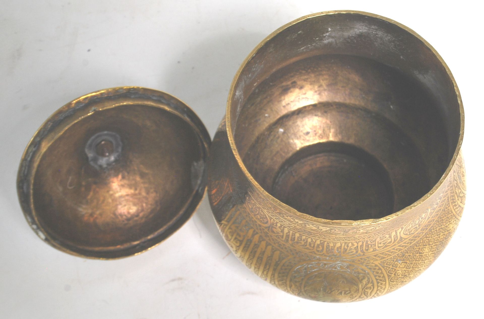 A collection of antique brass ware to include a Middle Eastern Islamic decorated lidded having - Bild 8 aus 11