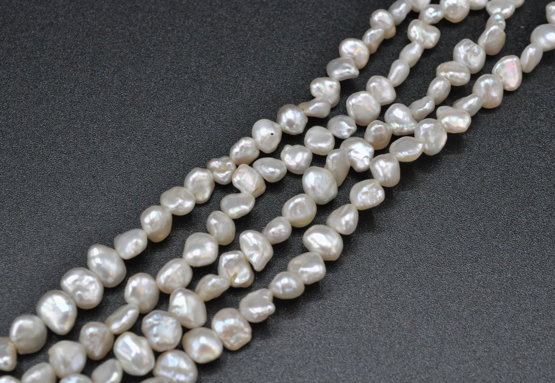 A 14ct white gold 585 4 strand baroque pearl bracelet by JKA . The bracelet united by a 14ct gold - Bild 5 aus 7