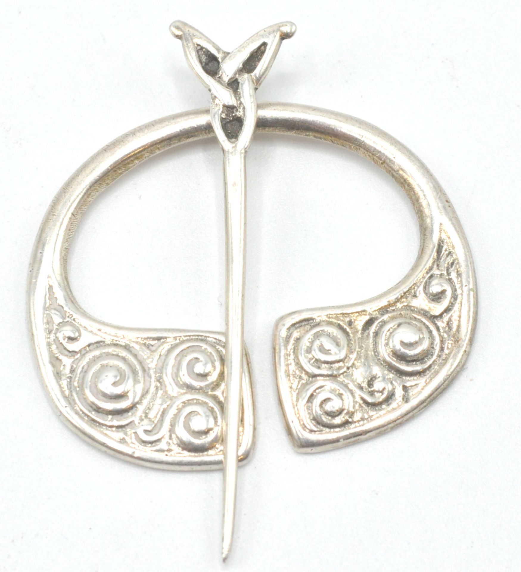 A collection of 4 silver hallmarked / 925 Scottish brooches to include a celtic knot, roundel - Bild 5 aus 7