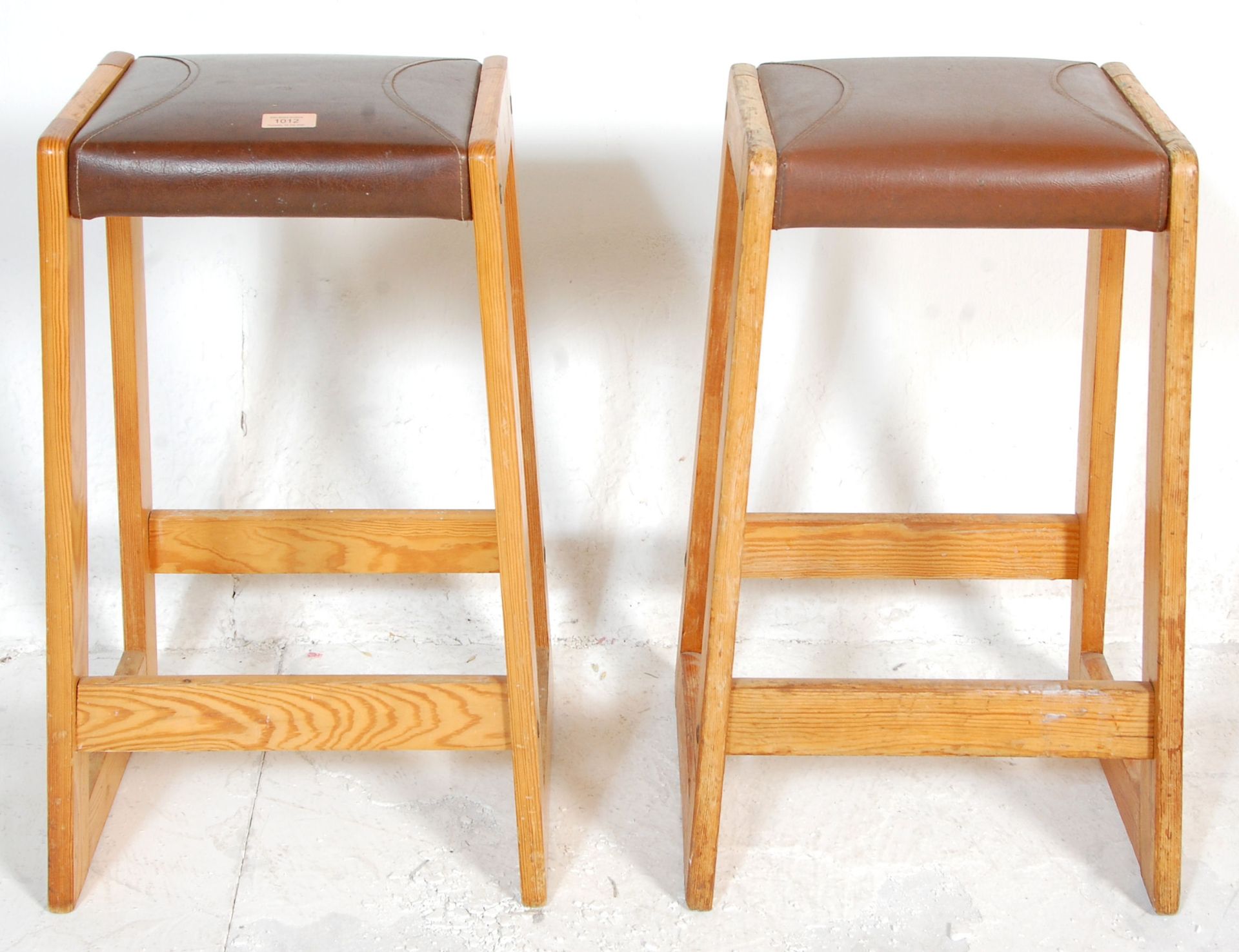 A collection of vintage stools to include two retro 1980's wooden and brown leather stitched seat - Bild 5 aus 5