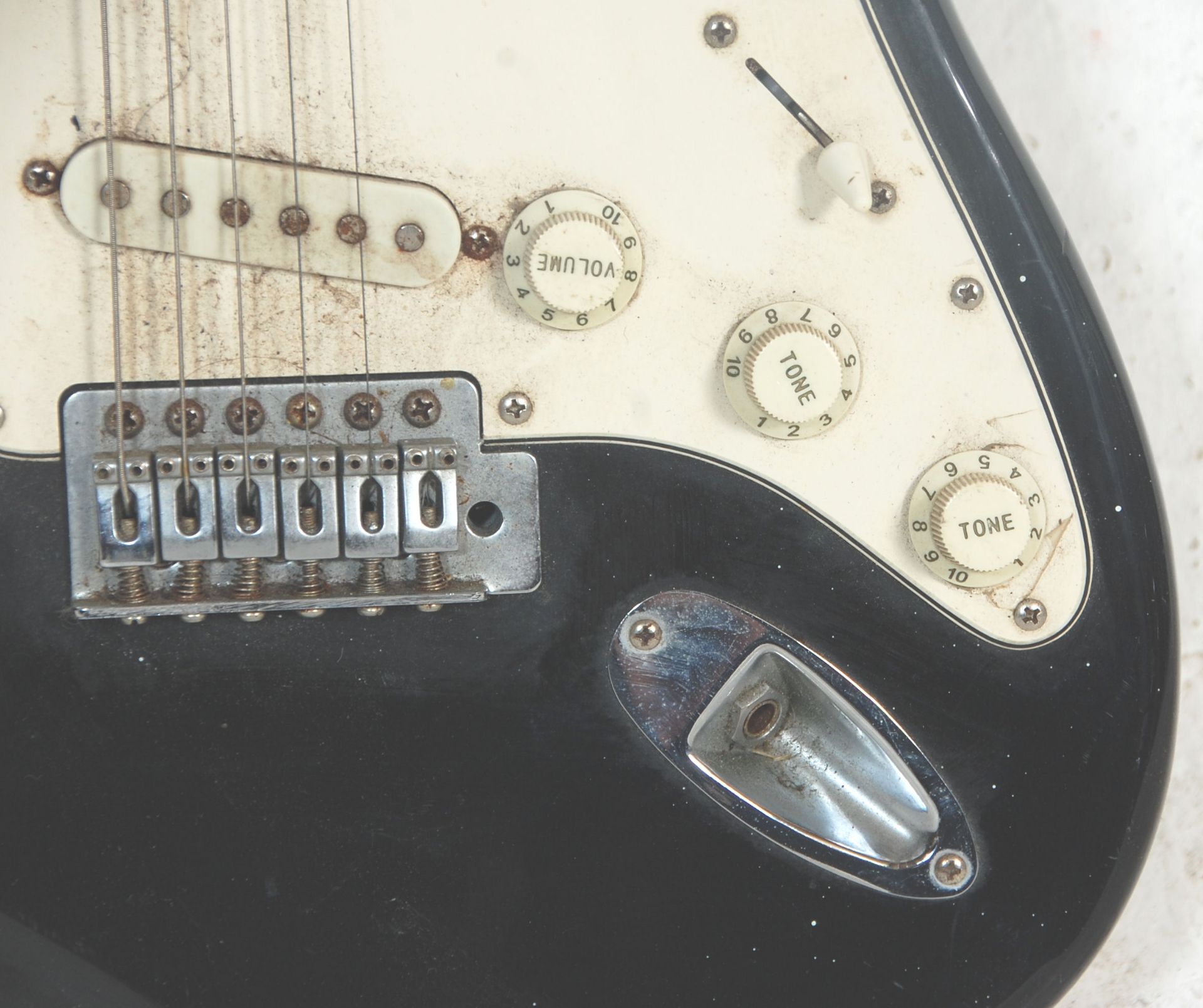 A Fender Stratocaster style Encore six string electric guitar having three control knobs with a - Bild 3 aus 7