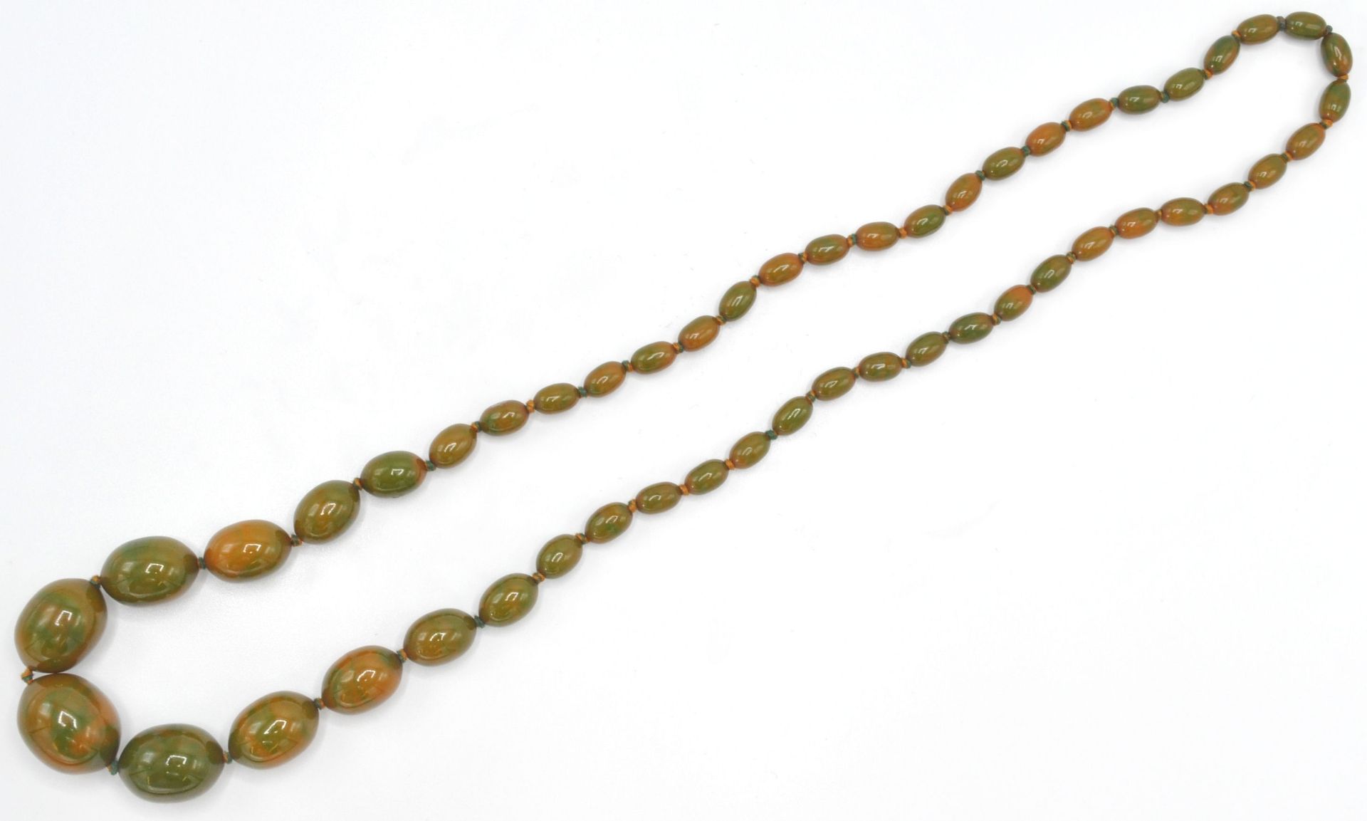 An early 20th Century 1930's early plastic / bakelite graduating beaded necklace with green and - Bild 5 aus 5