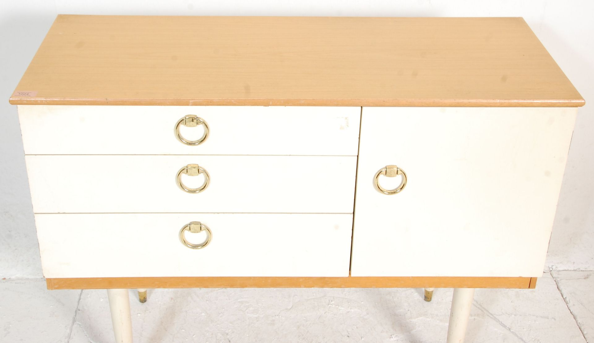 A retro vintage 20th Century white melamine sideboard credenza of good small proportions having a - Bild 3 aus 6