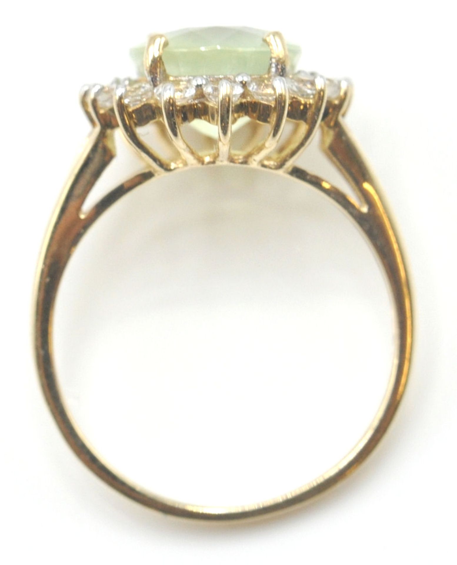 A 9ct gold hallmarked cluster ring. The yellow facet cut stone within a halo of white stones. - Bild 7 aus 15