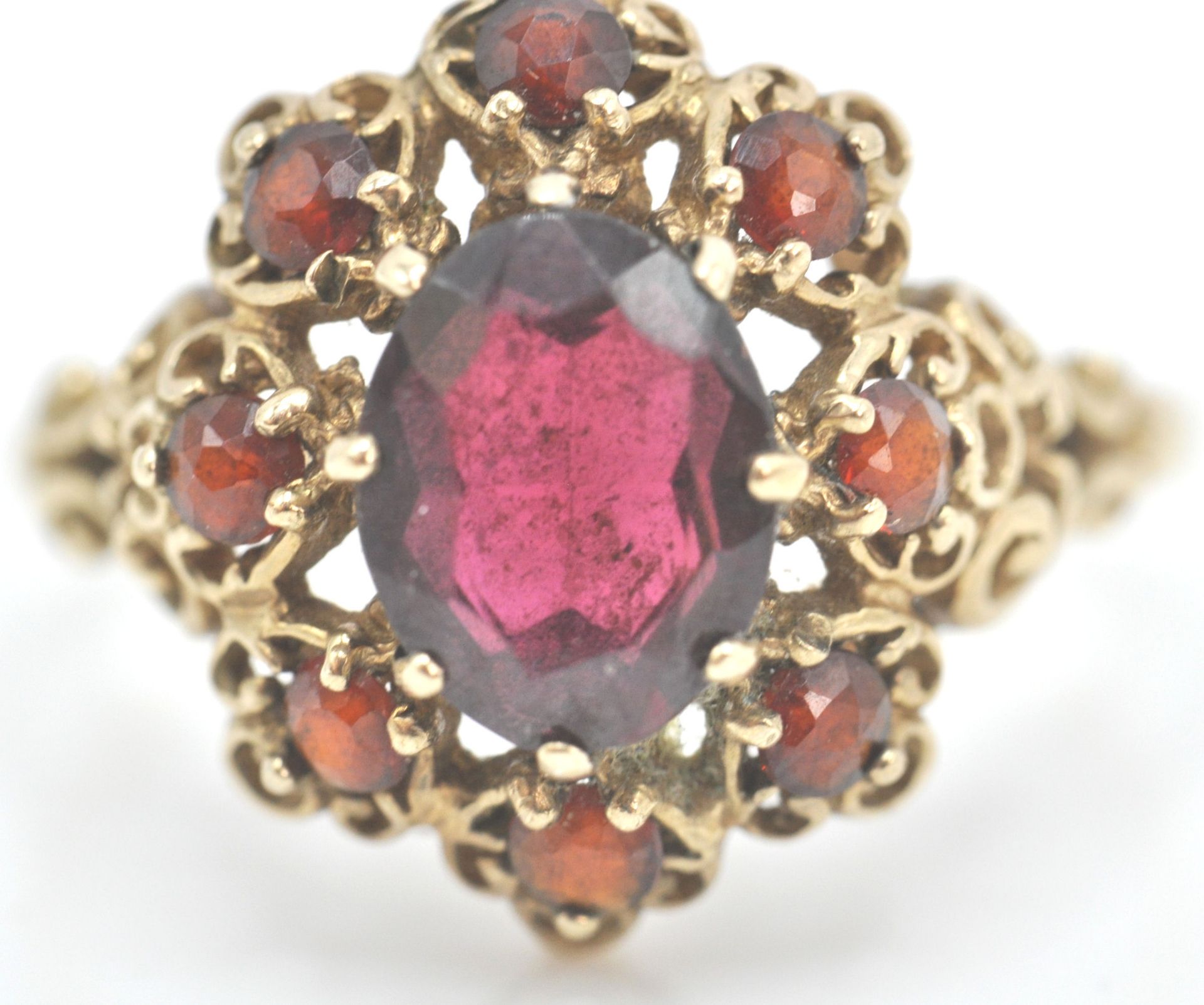 A 9ct gold hallmarked cluster ring. The ring set with oval facet cut garnet within a pierced setting - Bild 2 aus 8