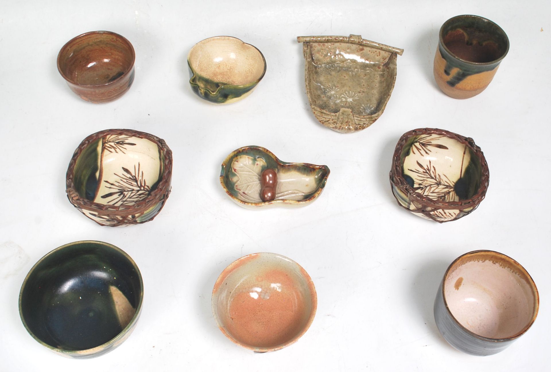 A collection of Chinese cream and green glaze finger bowls, rice bowls and saki cups. To include - Bild 2 aus 20