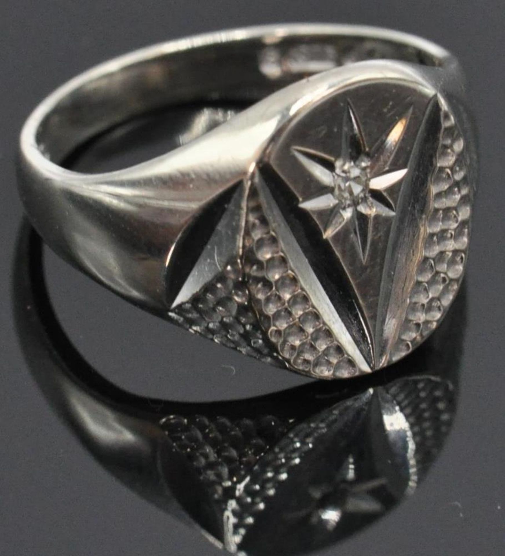 A 9ct white gold hallmarked signet ring. The ring with sunburst cartouche inset with round cut - Bild 2 aus 8