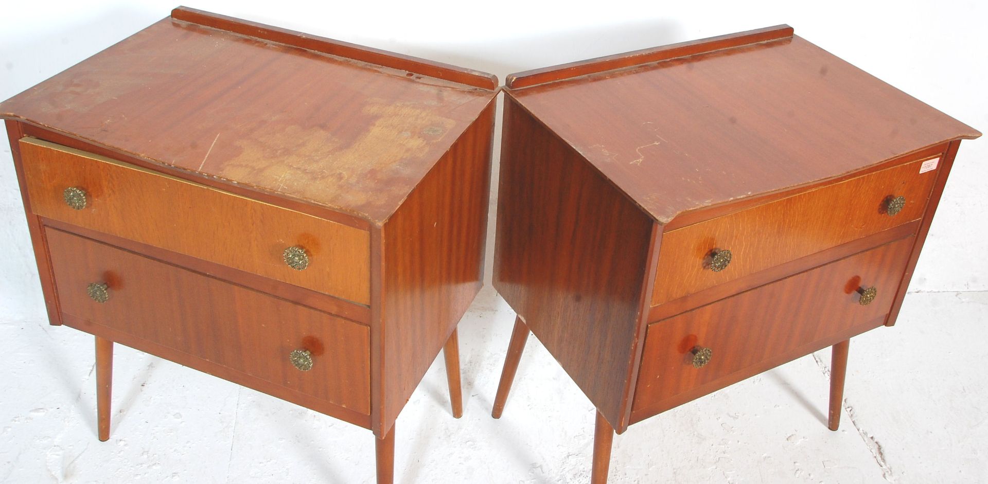 A matching pair of retro mid 20th Century teak chest of drawers raised on teak tapering supports. - Bild 6 aus 7