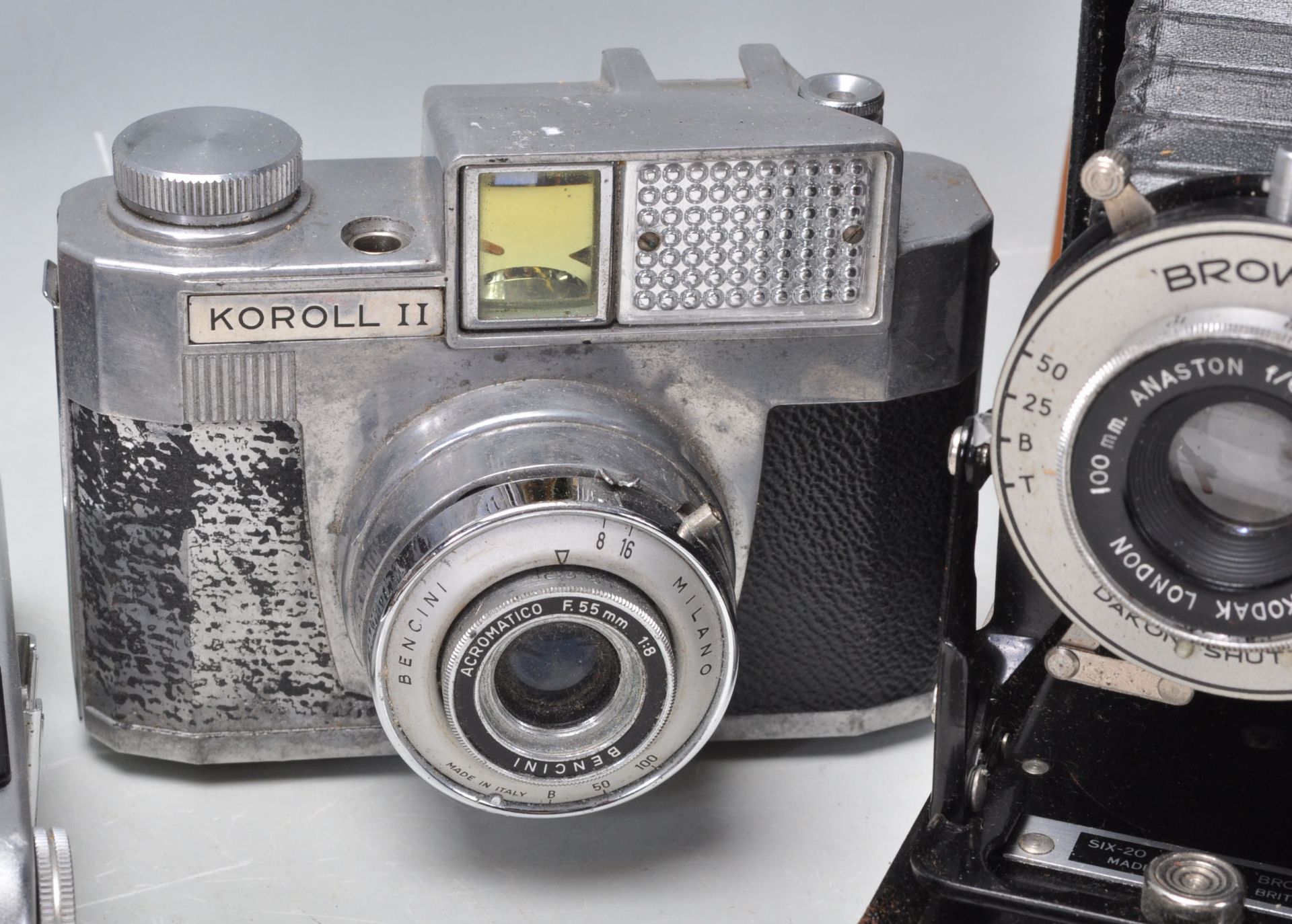 A collection of vintage film cameras to include an Ilford Sportsman, Halina Rolls, a Koroll II - Bild 4 aus 7