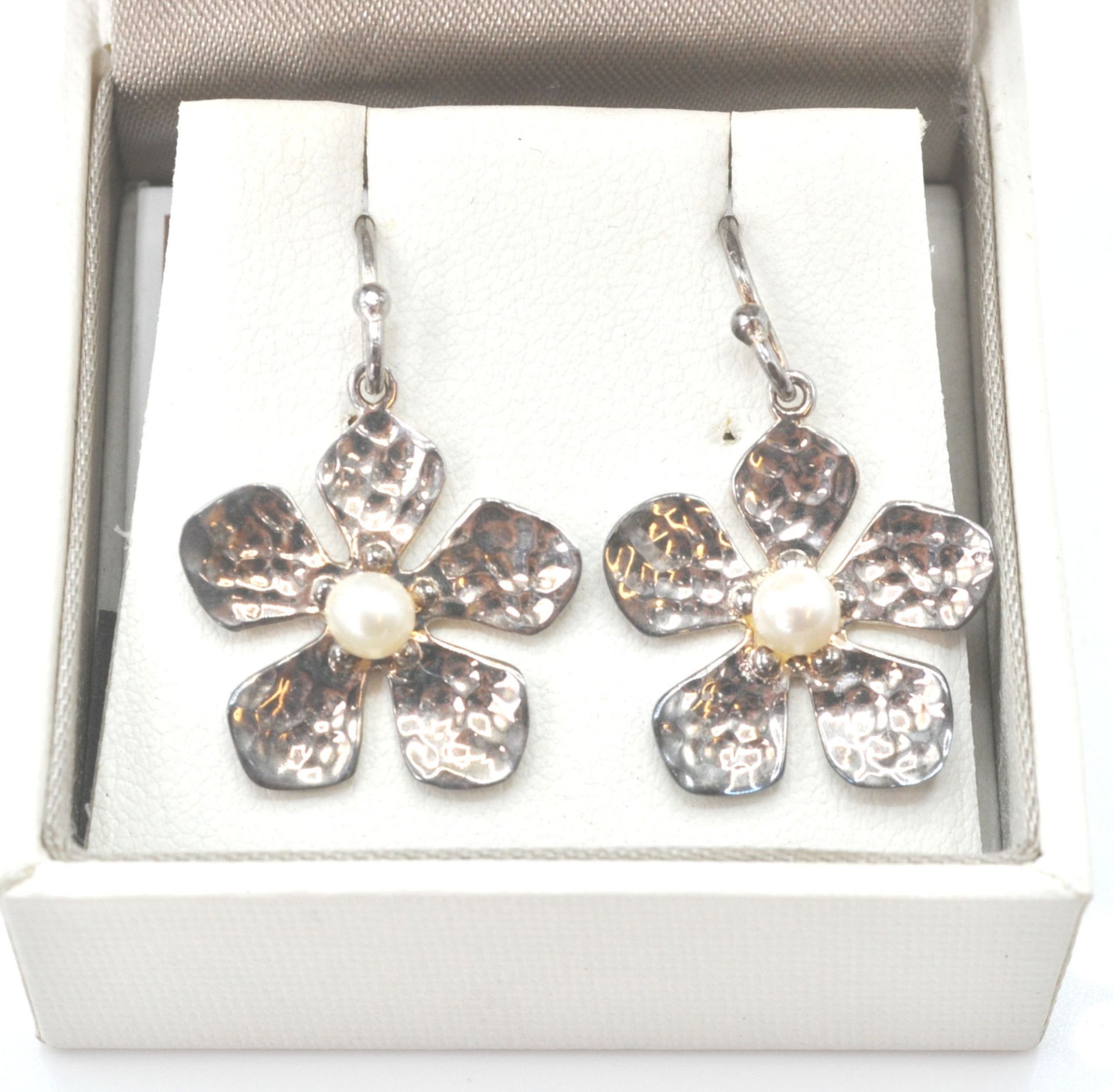 A pair of Kit Heath original modernist sterling silver earrings. The earrings with flower head - Bild 2 aus 3
