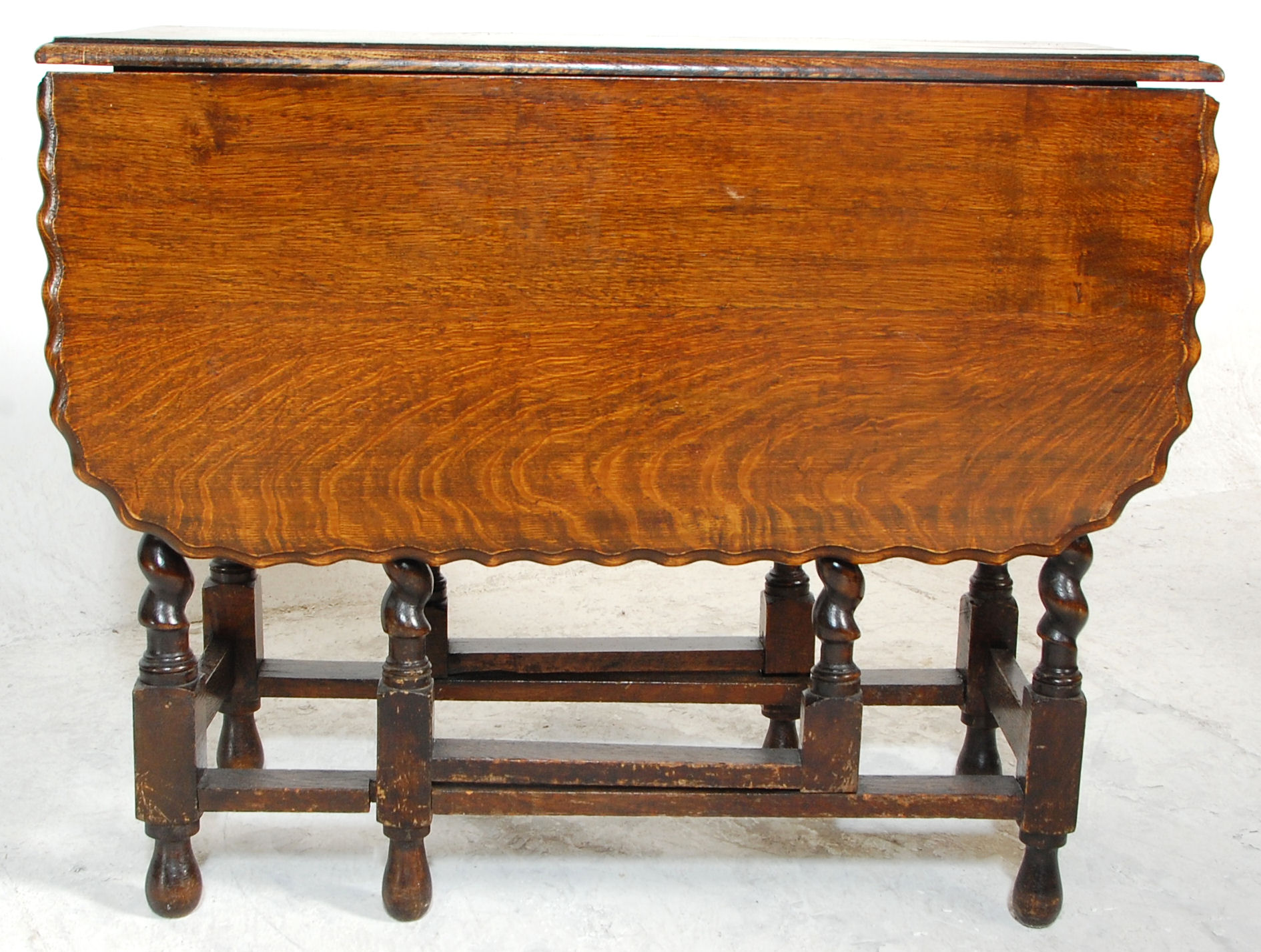 A good early 20th Century oak pie crust barley twist gate leg dining table of rectangular form - Image 5 of 15
