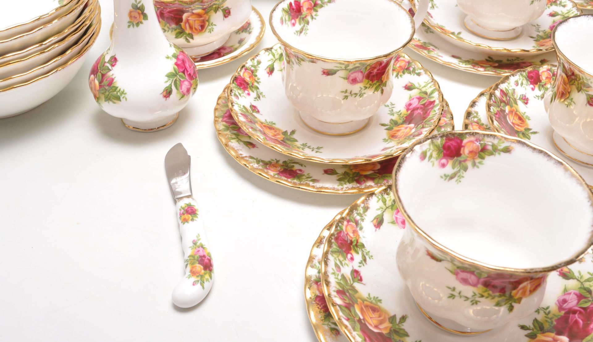 A Royal Albert bone china tea service in the Old Country Roses pattern to include a teapot, dinner - Bild 6 aus 13